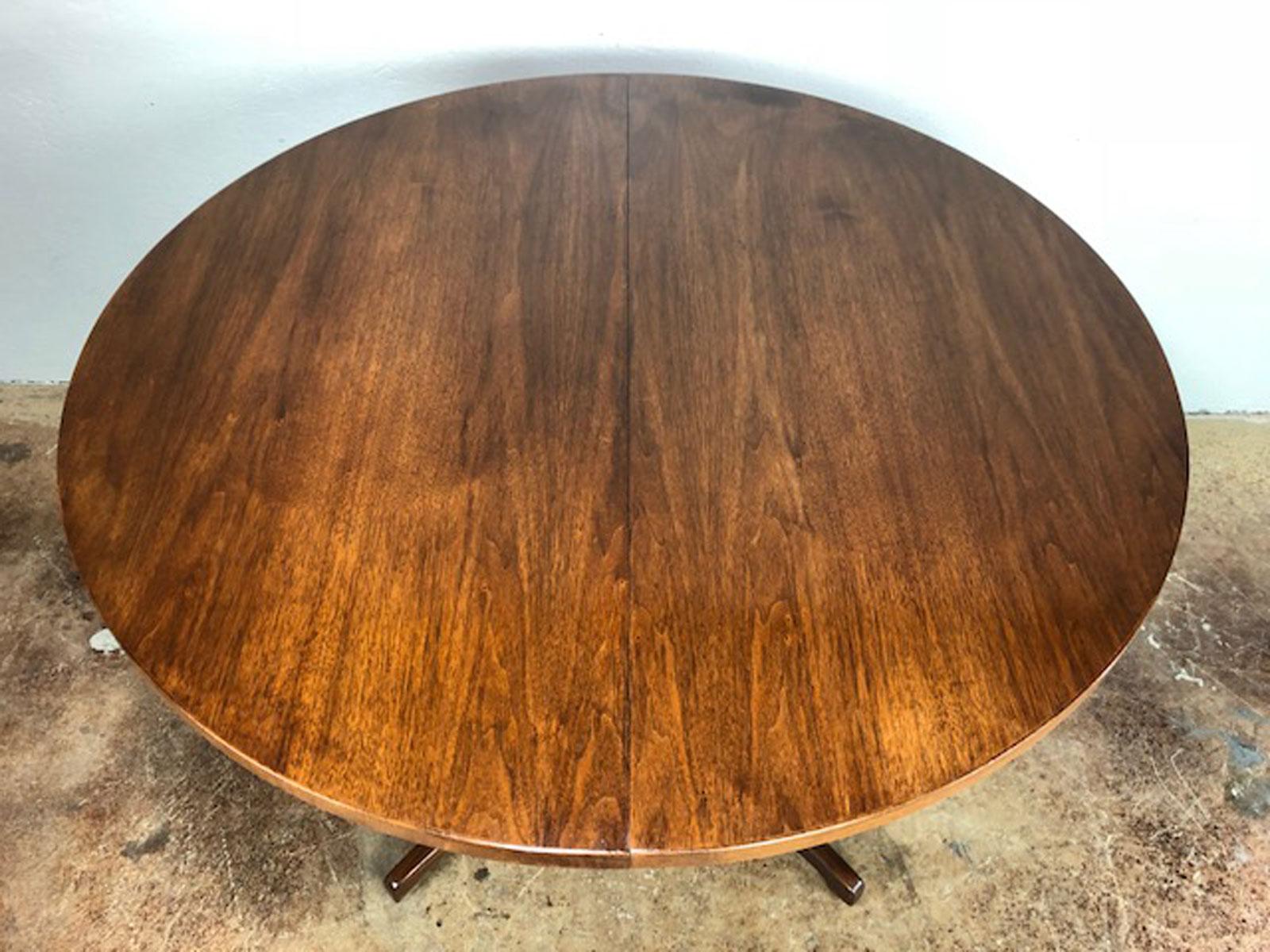 Danish dining table in walnut. Unknown maker. Very nice condition, circa 1960s.