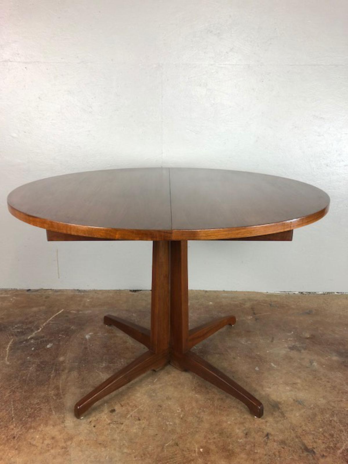 Mid-Century Modern Danish Dining Table in Walnut For Sale