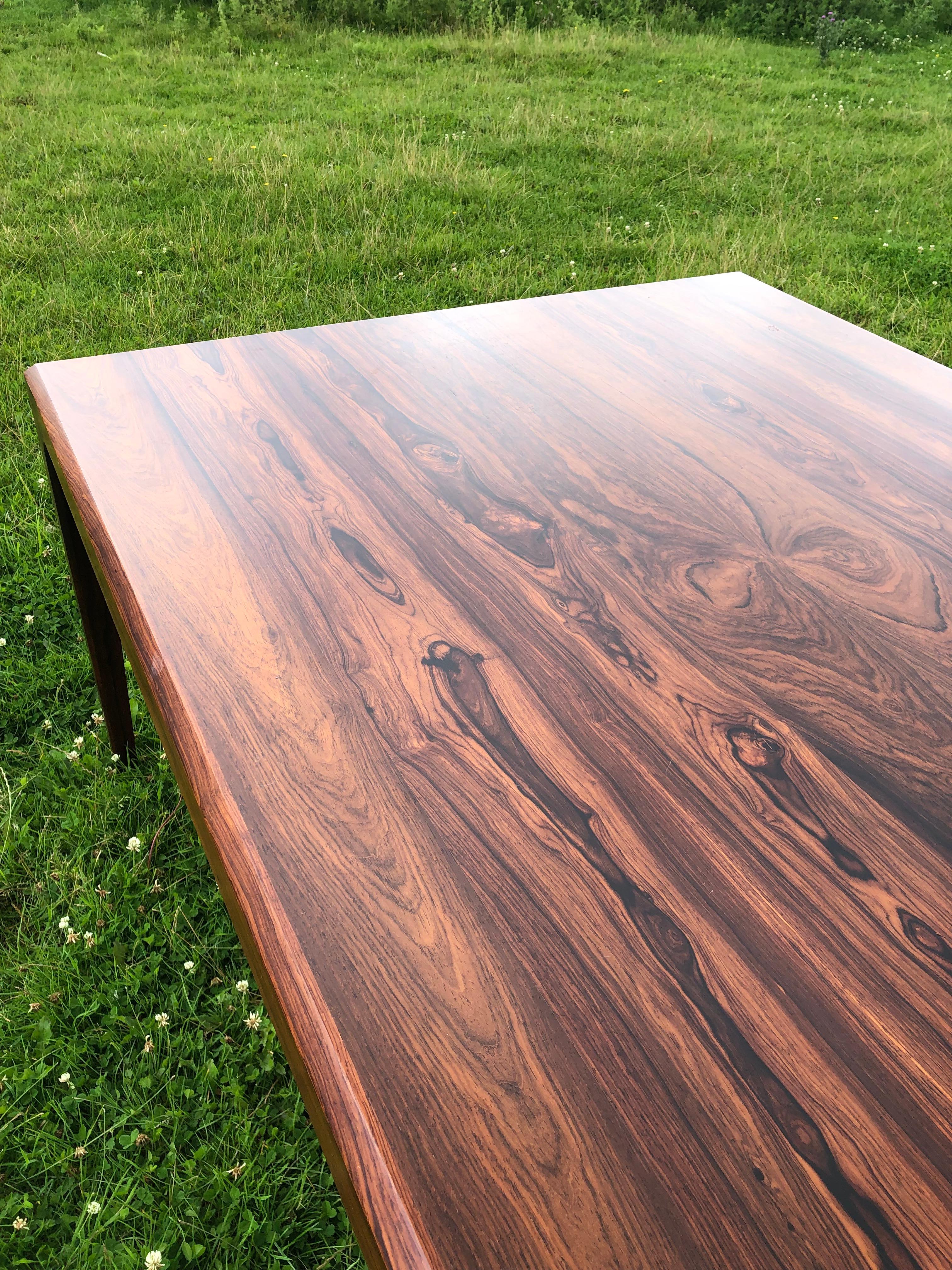 Table de salle à manger danoise en bois de rose massif  en vente 3