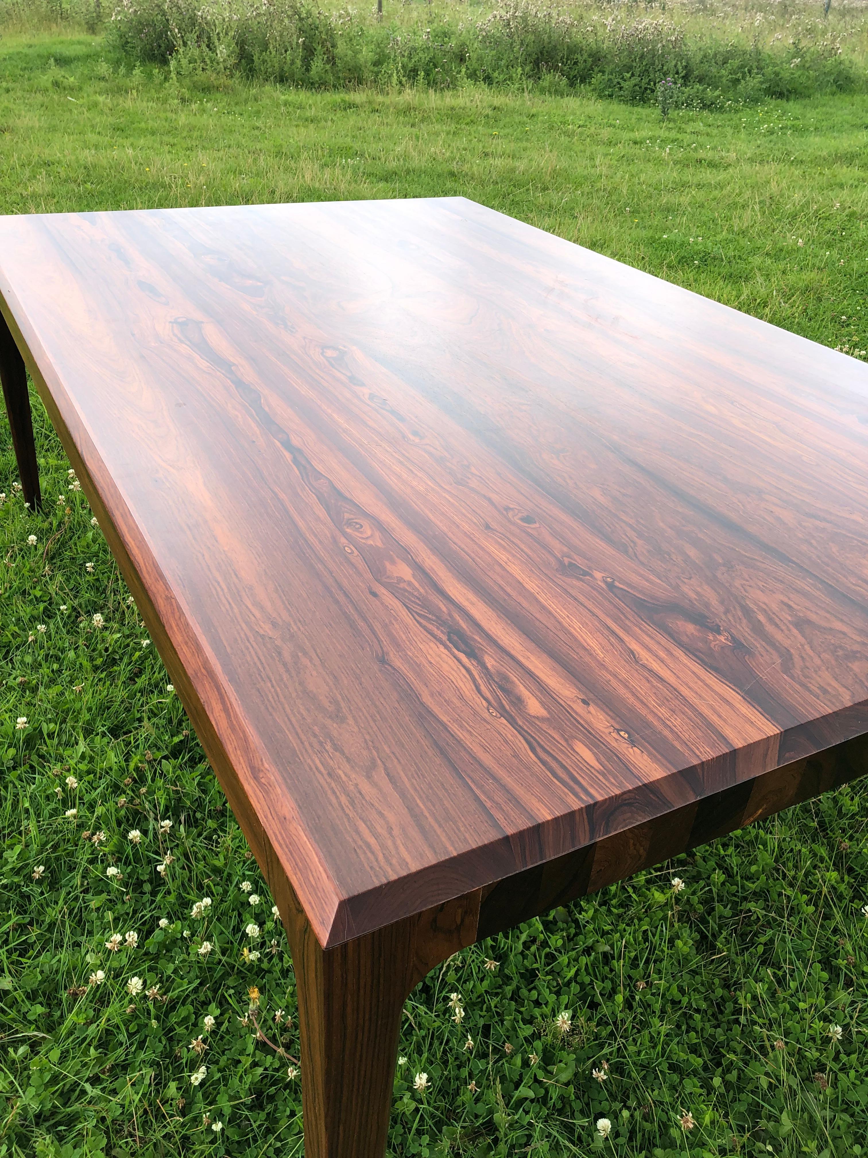 Table de salle à manger danoise en bois de rose massif  en vente 2