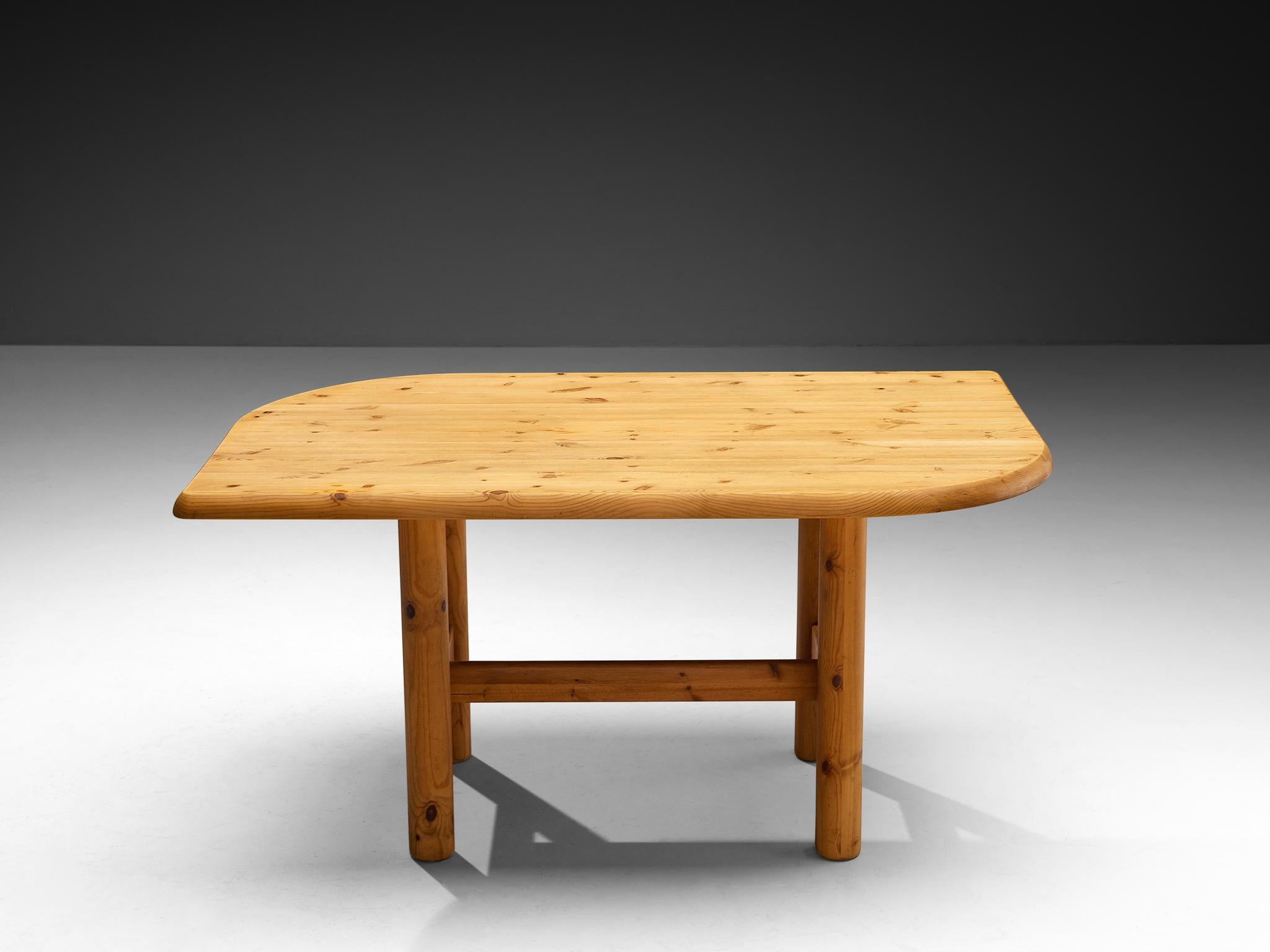 Danish Dining Table With Leaf Shaped Top in Solid Pine In Good Condition For Sale In Waalwijk, NL