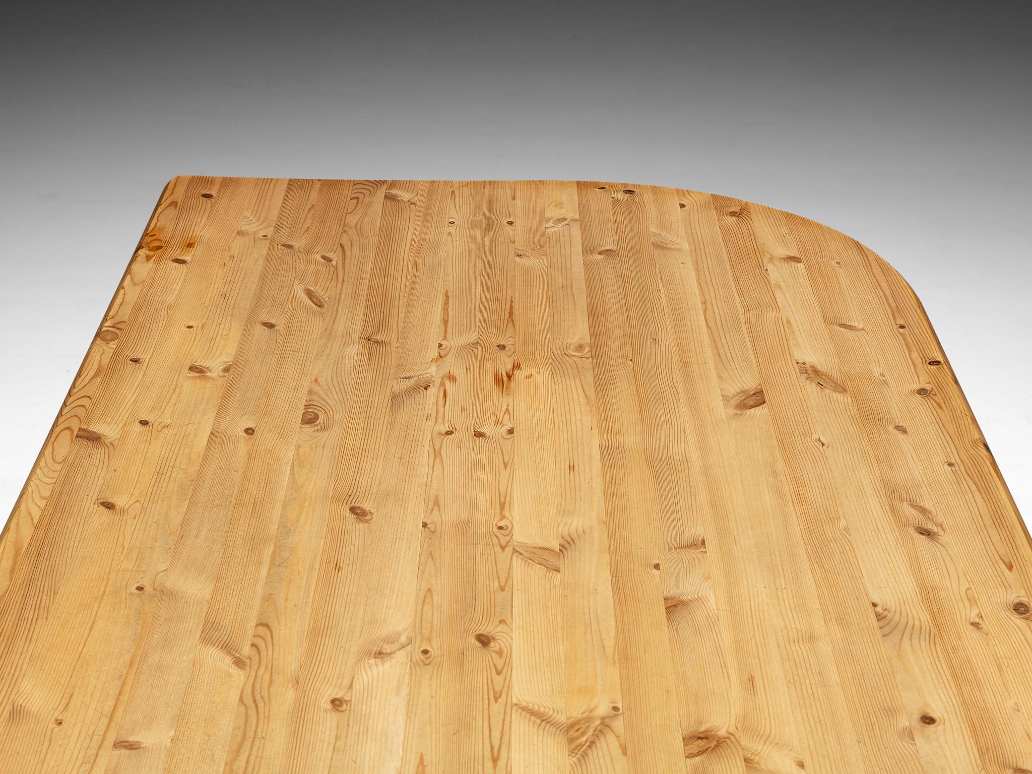 Late 20th Century Danish Dining Table With Leaf Shaped Top in Solid Pine For Sale