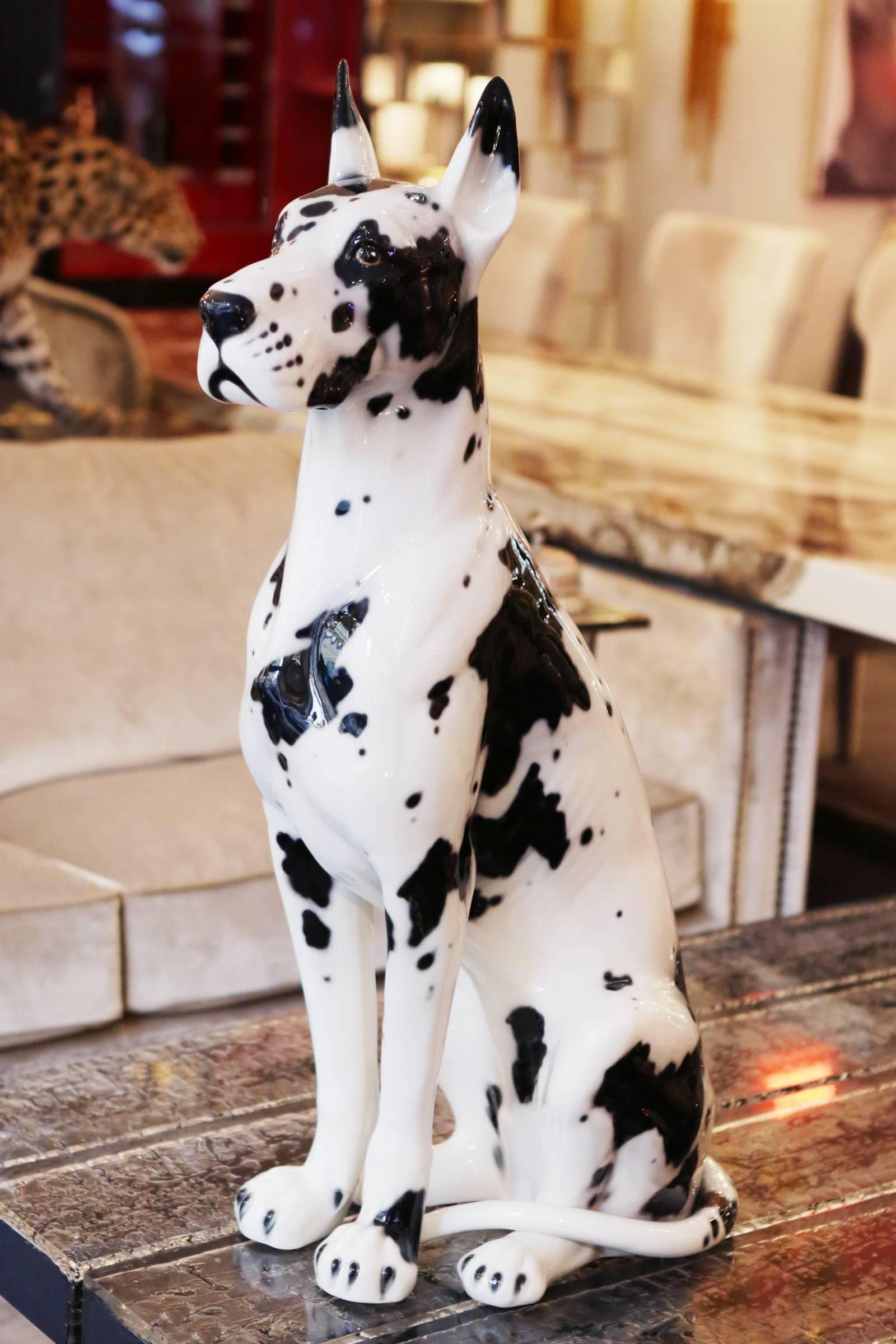 Skulptur Dänischer Hund 
Aus handbemalter Keramik.