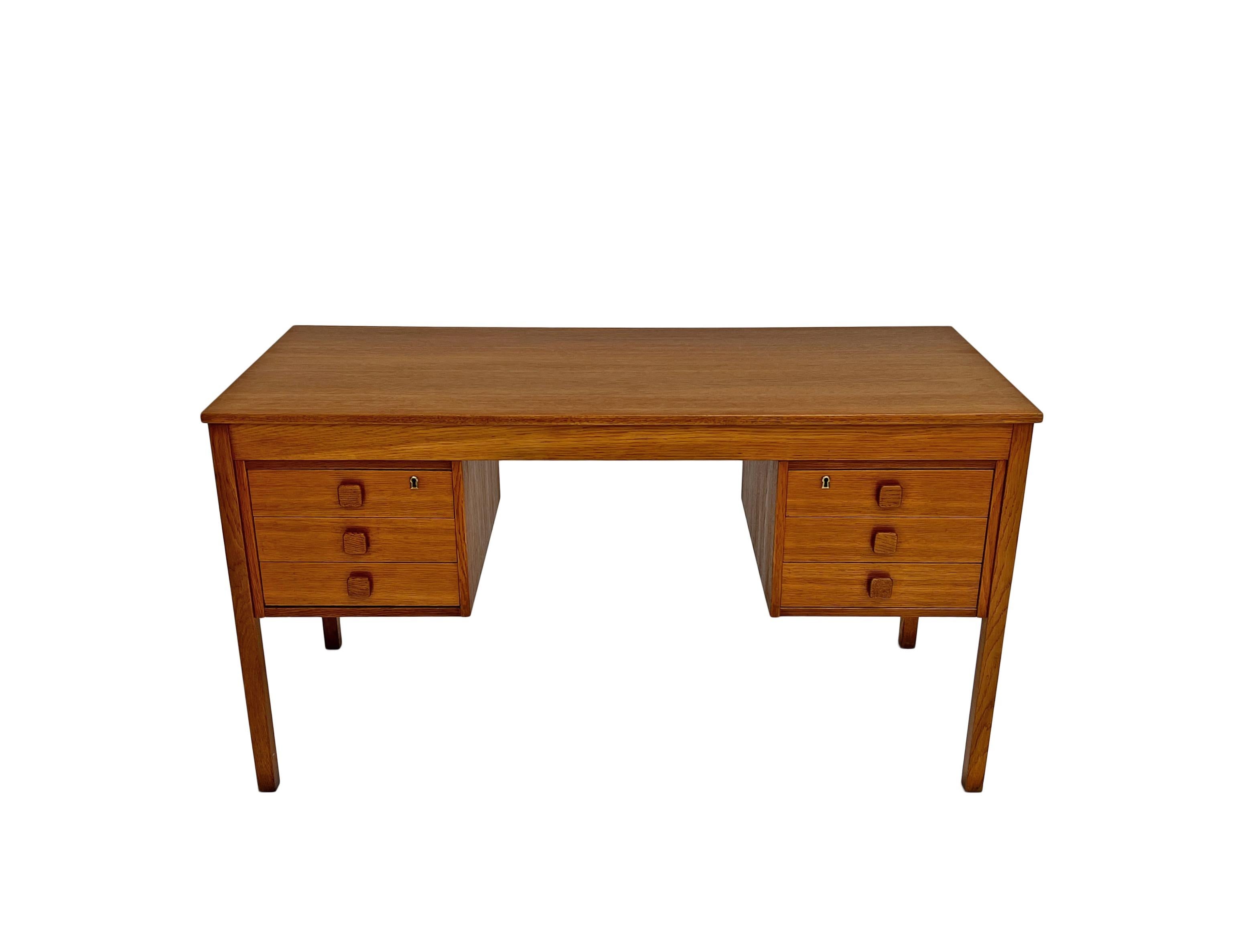 Danish Domino Møbler Oak Double Pedestal Writing Desk Mid Century 1960s In Excellent Condition For Sale In London, GB