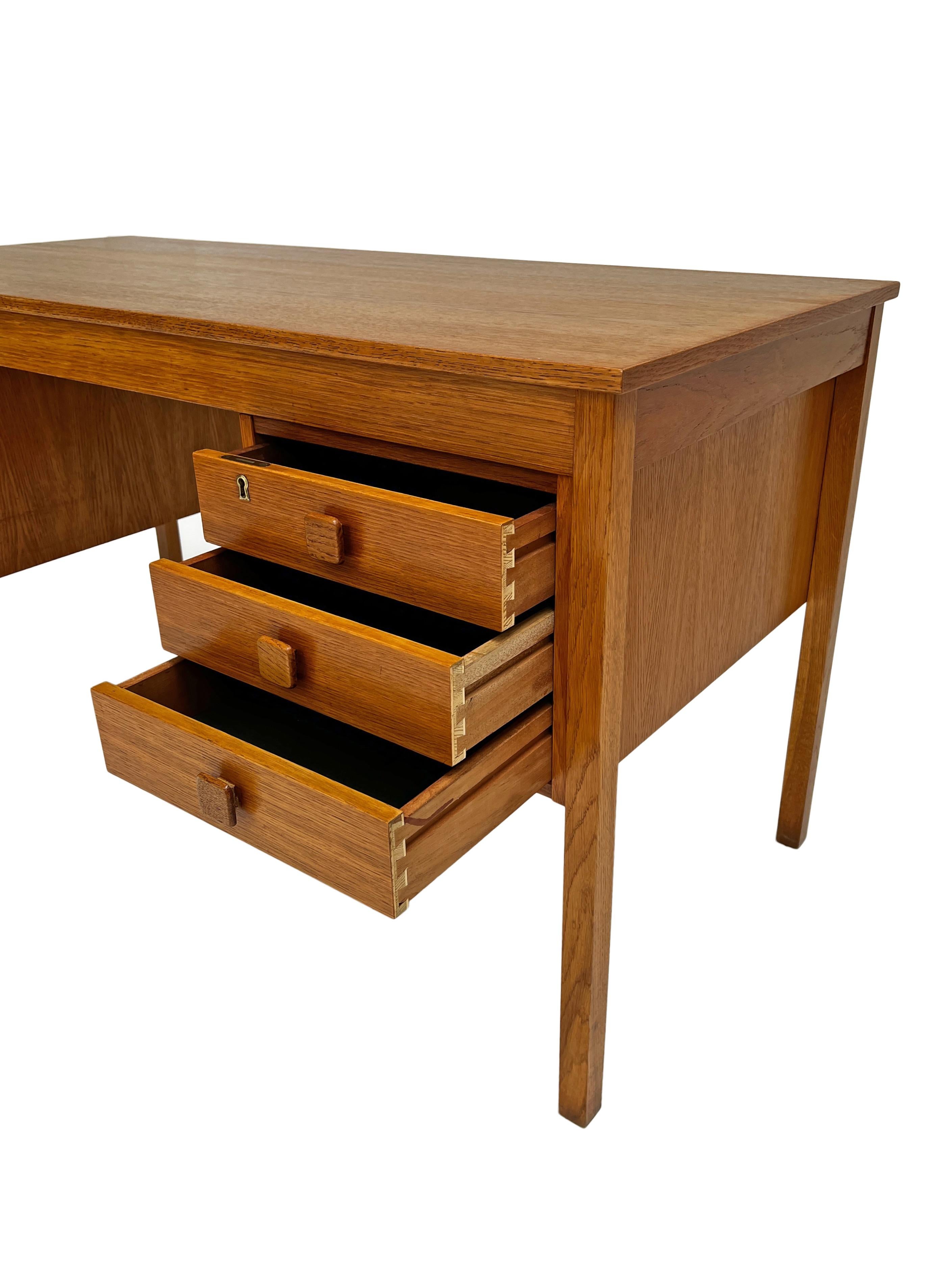 Danish Domino Møbler Oak Double Pedestal Writing Desk Mid Century 1960s In Excellent Condition In London, GB