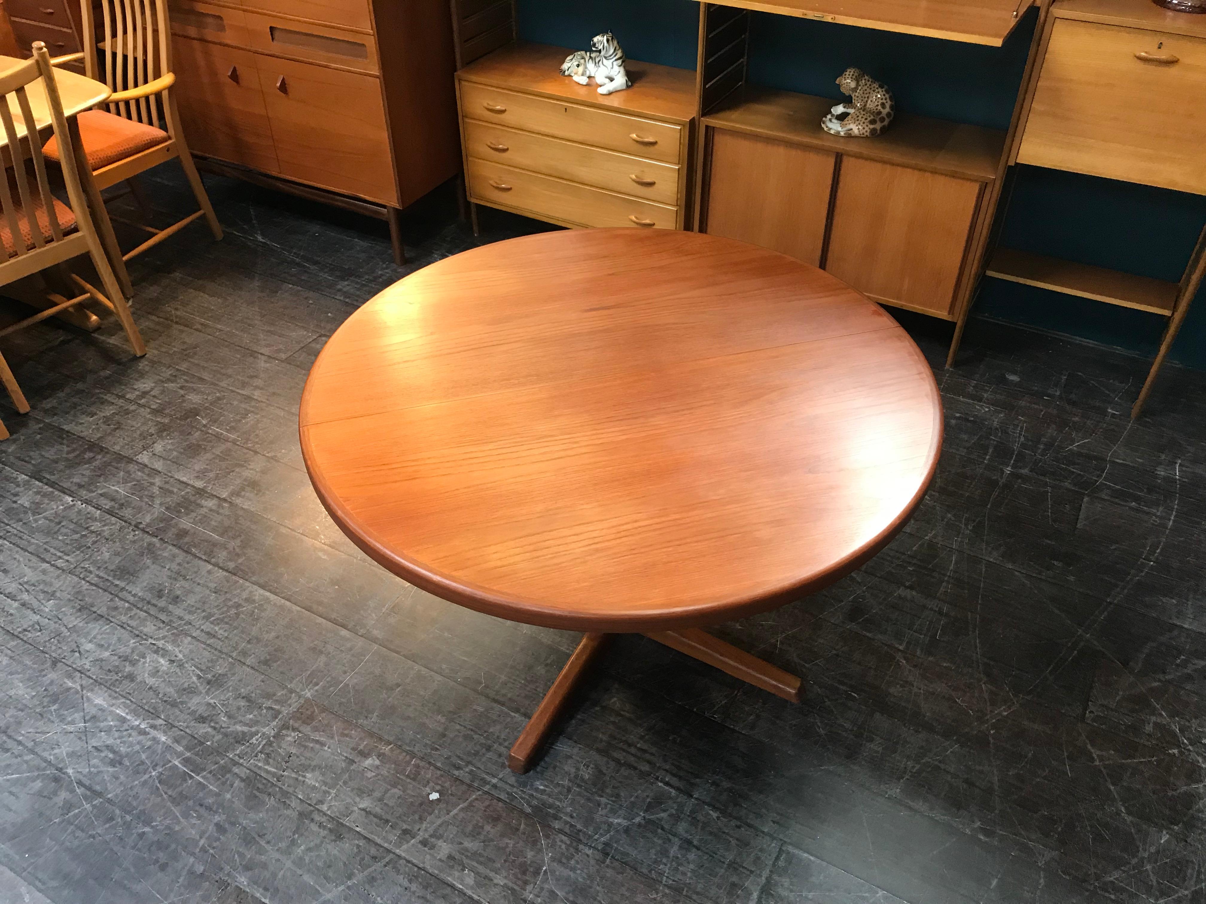 Danish Double Extending Midcentury Pedestal Dining Table by Rosengaarden In Good Condition For Sale In Glasgow, GB