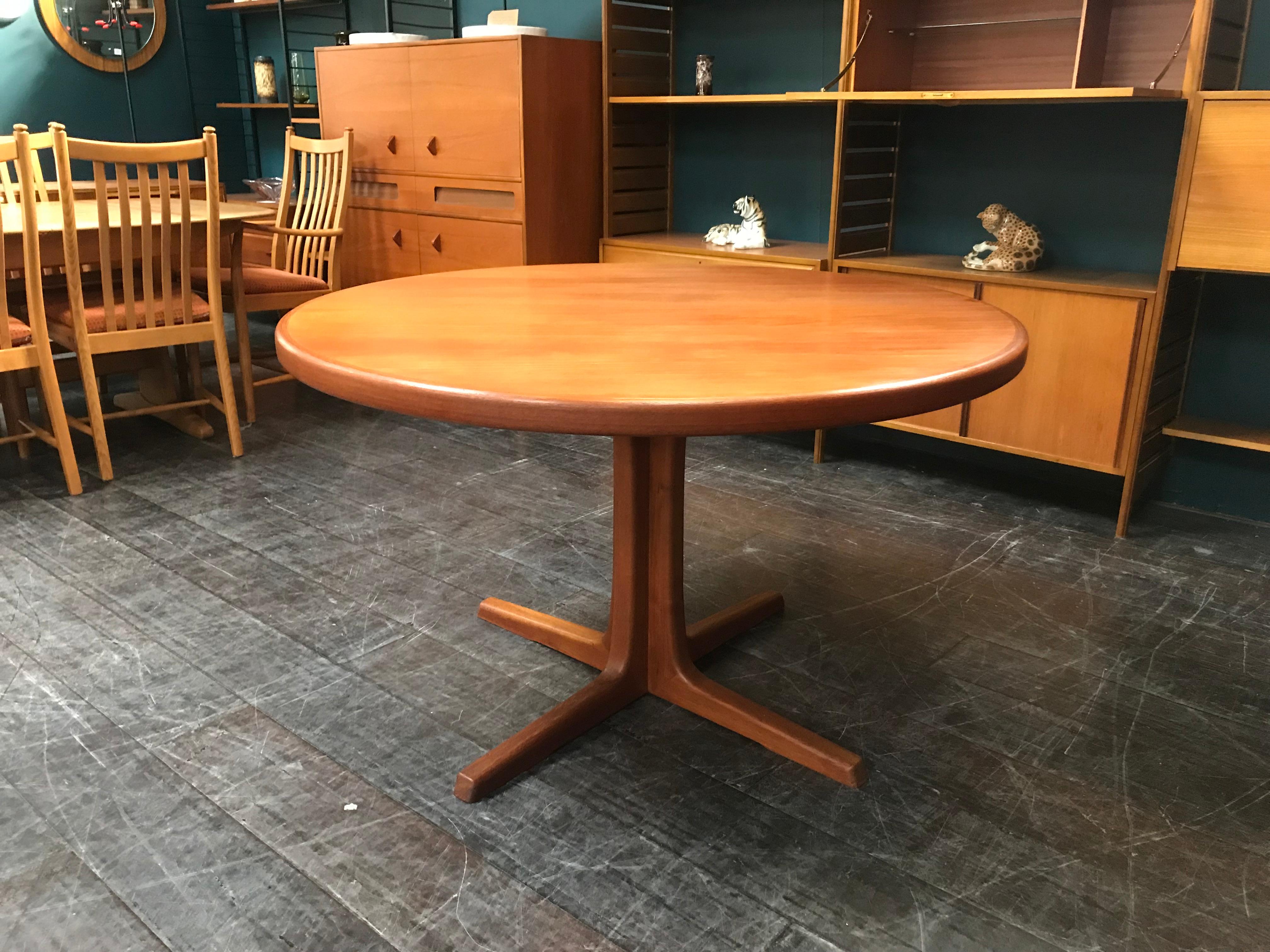 Danish Double Extending Midcentury Pedestal Dining Table by Rosengaarden For Sale 1