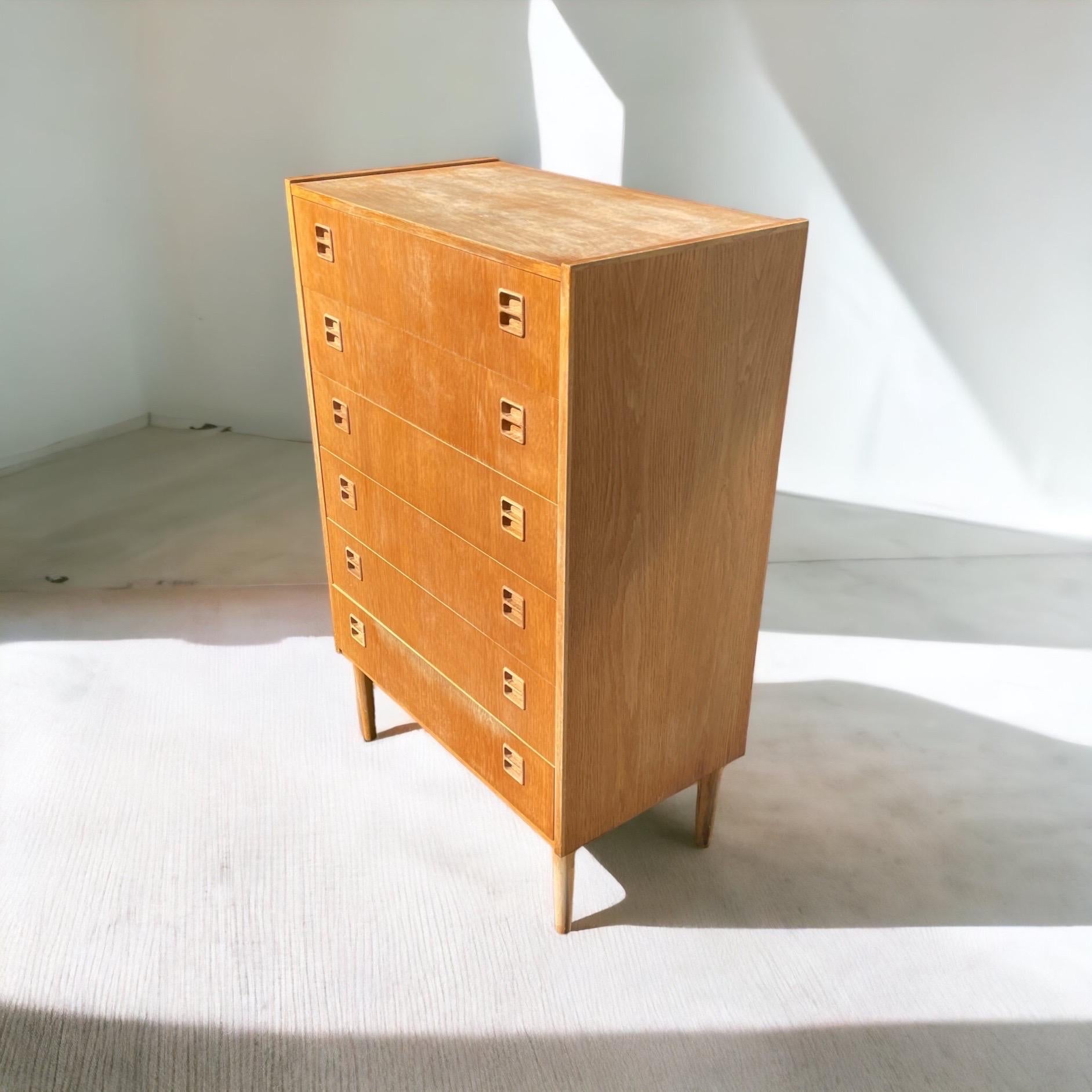 Nordic Oak. Scandinavian Highboy Dresser in good vintage condition by Kværndrup Møbelfabrik.

Lots of storage space with six drawers that all run smoothly, only few signs of aging.

H116, W69, D39 cm.