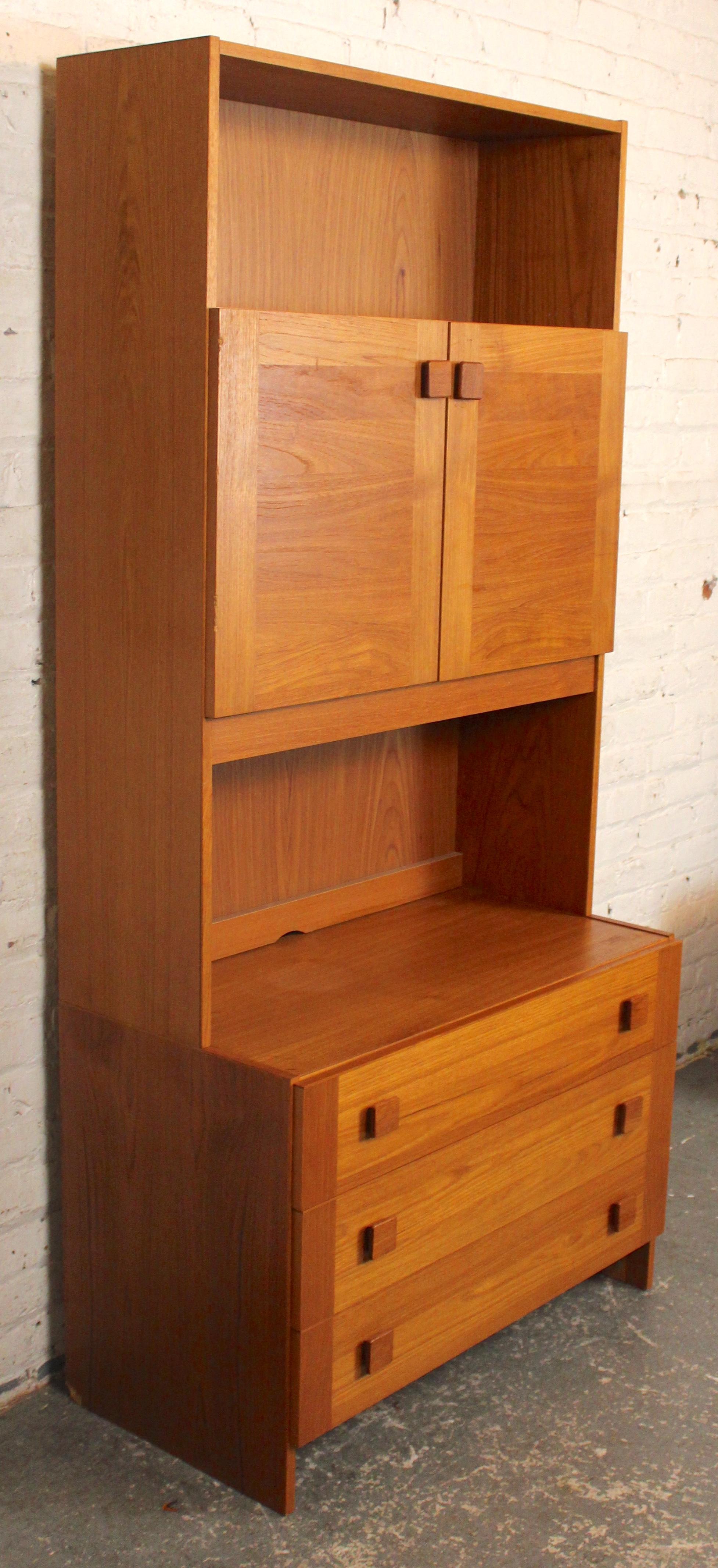 Mid-Century moderno Comò danese con mobile topper in vendita