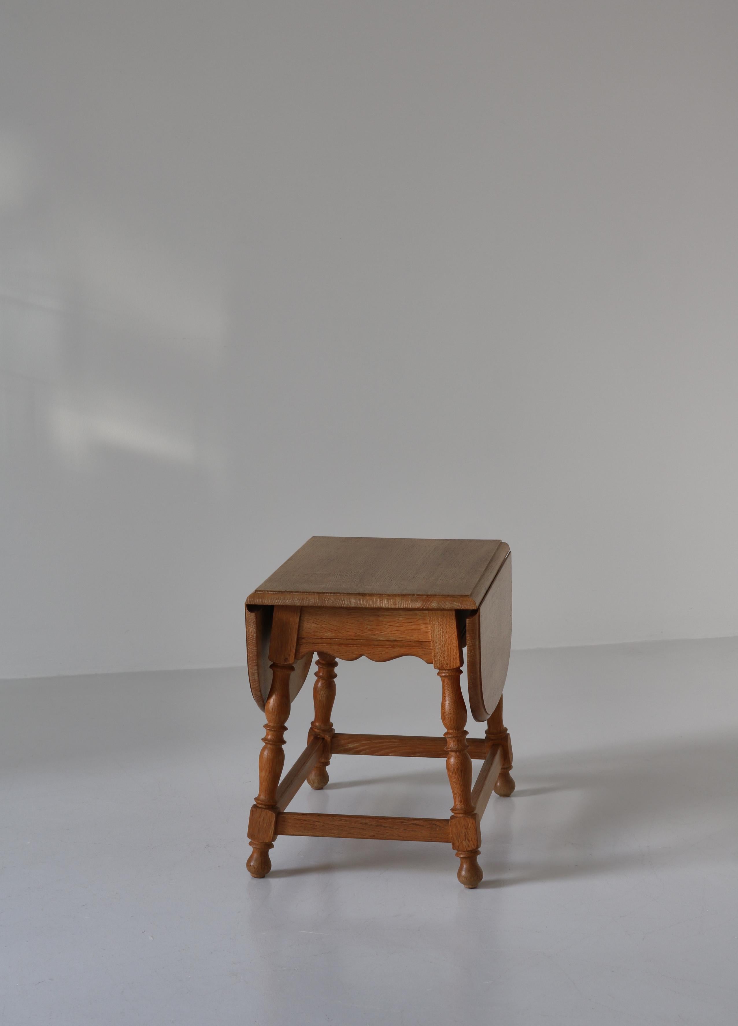 Danish Drop-Leaf Table in Quartersawn Oak by Henry Kjærnulf, 1960s For Sale 11