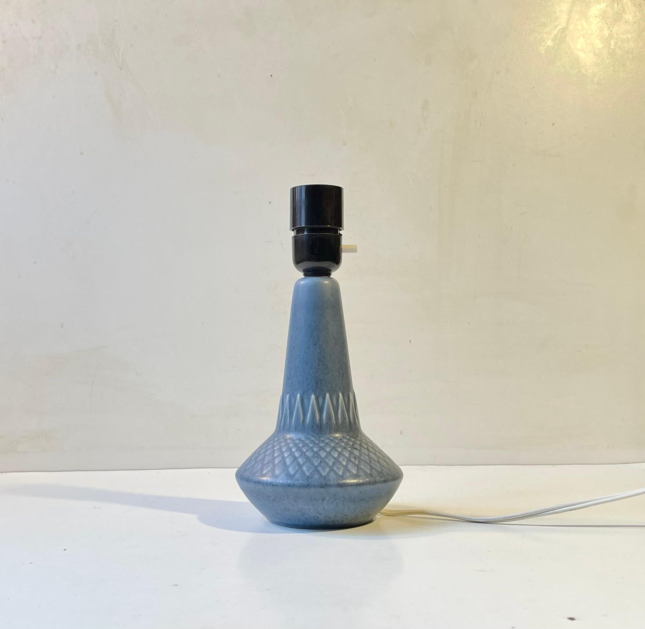 Mid-Century Modern Lampe de table danoise en céramique bleue poussiéreuse w.. Décoration géométrique par Einar Johansen en vente
