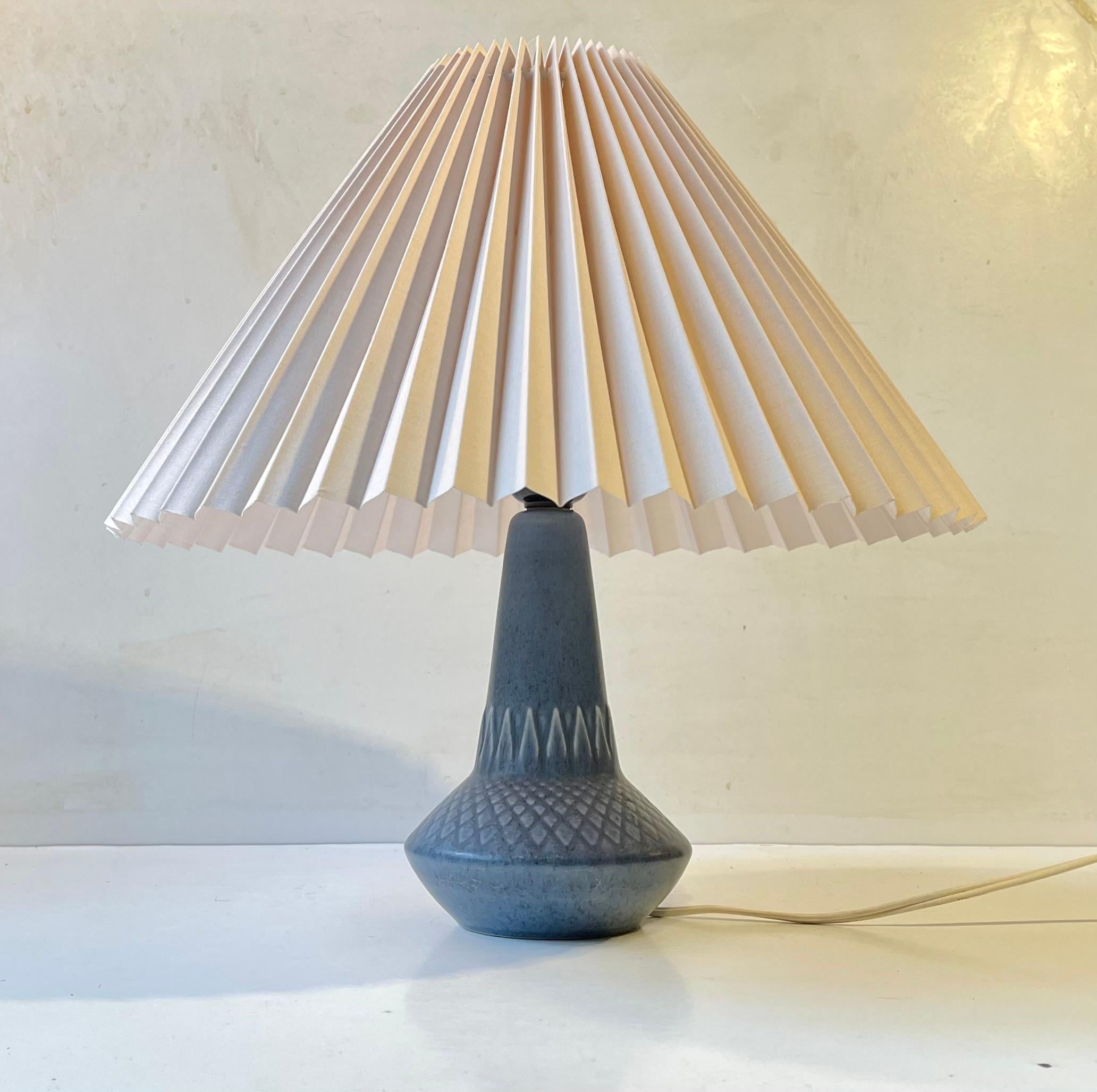 Danois Lampe de table danoise en céramique bleue poussiéreuse w.. Décoration géométrique par Einar Johansen en vente