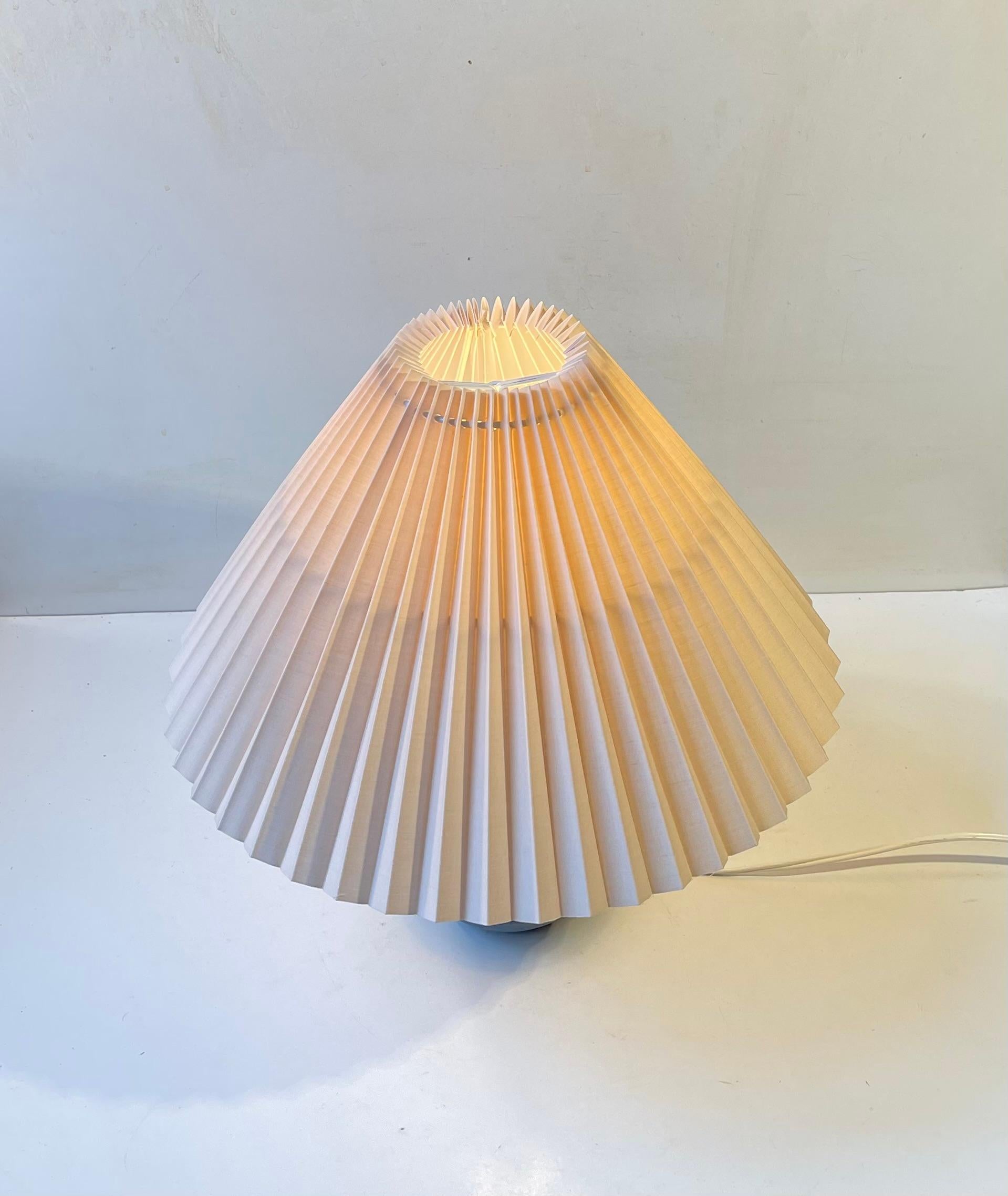 Vernissé Lampe de table danoise en céramique bleue poussiéreuse w.. Décoration géométrique par Einar Johansen en vente