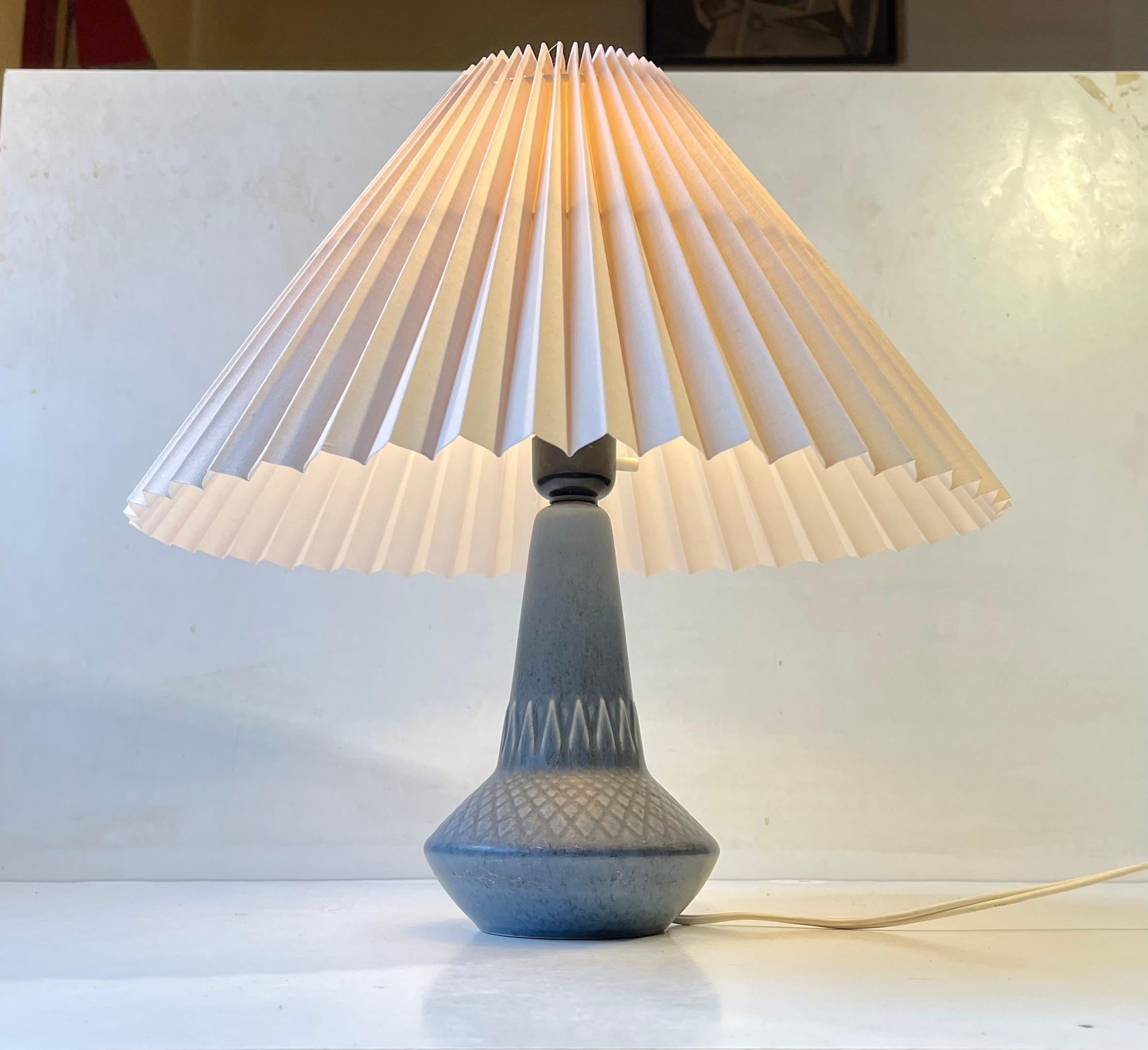 Lampe de table danoise en céramique bleue poussiéreuse w.. Décoration géométrique par Einar Johansen Bon état - En vente à Esbjerg, DK