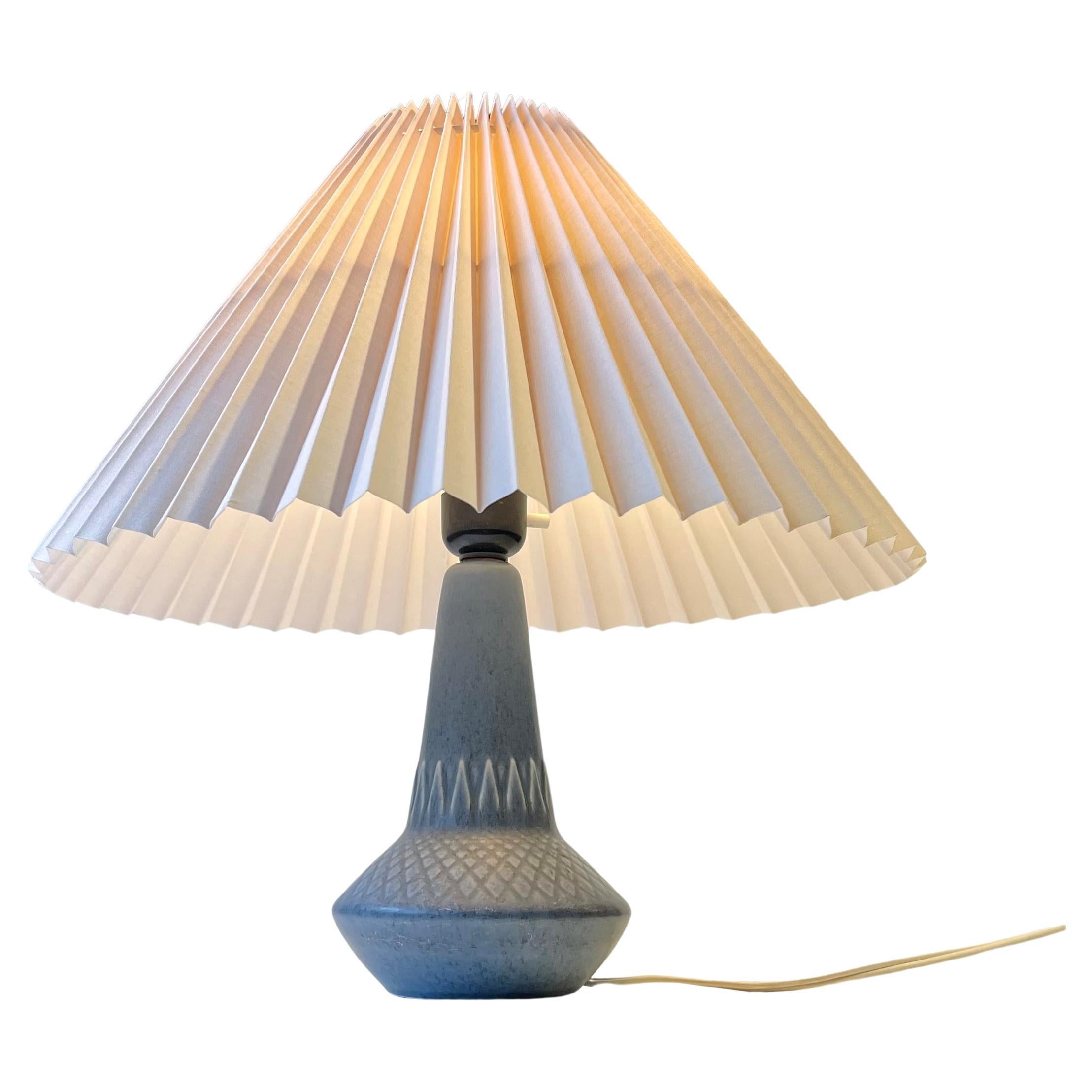 Lampada da tavolo danese in ceramica blu polvere con. Decorazioni geometriche di Einar Johansen