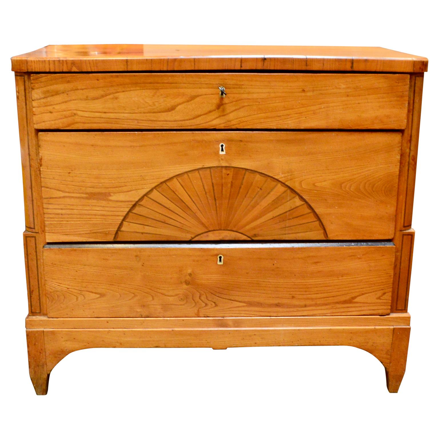 Danish Early 19th Century Biedermeier Pine Dresser In Good Condition In Haddonfield, NJ