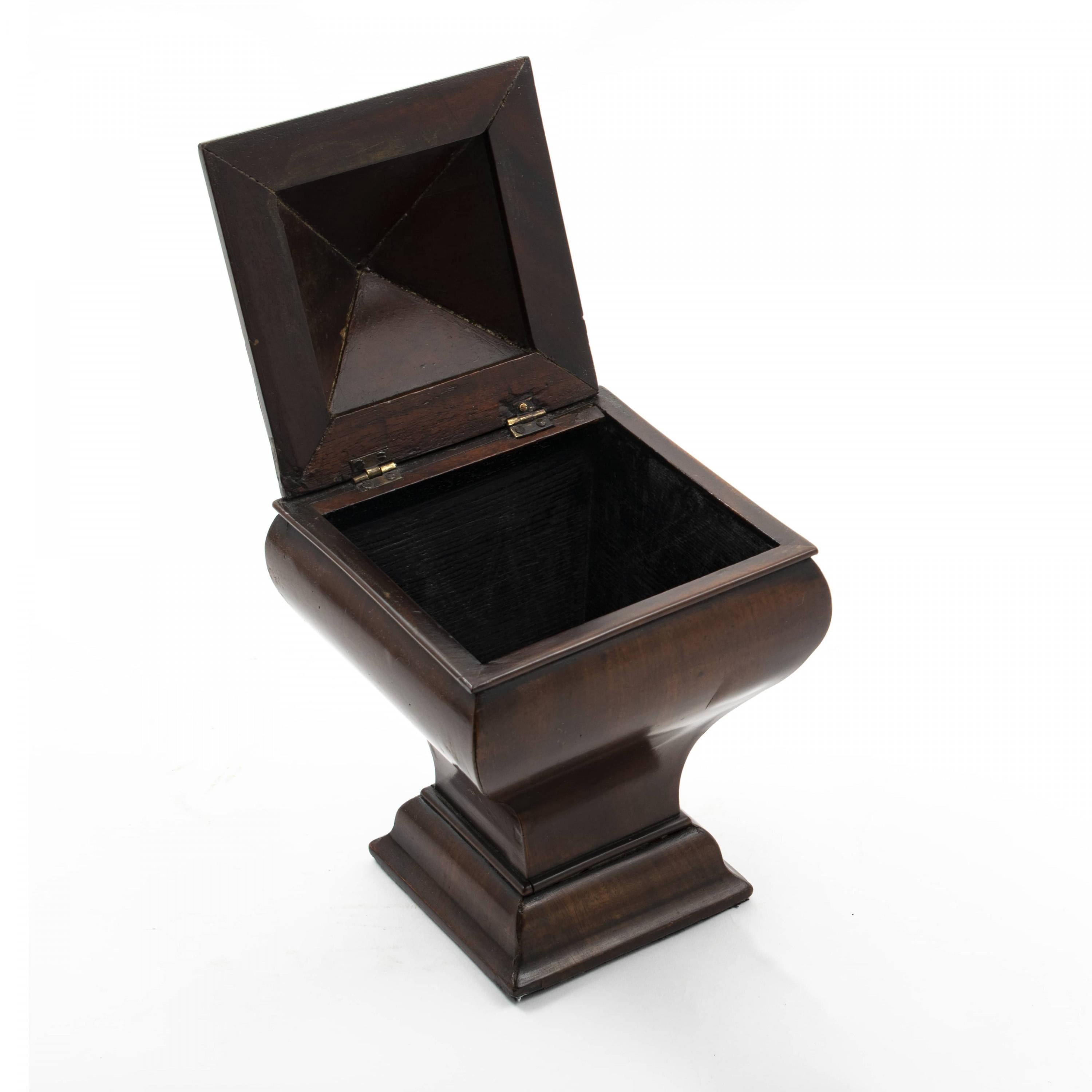 A charming mahogany tobacco box in an architecturally intriguing form. The top of the lid is adorned with a small knob of bone.
Great quality and craftsmanship.

Empire. Denmark, Copenhagen c. 1810.
 