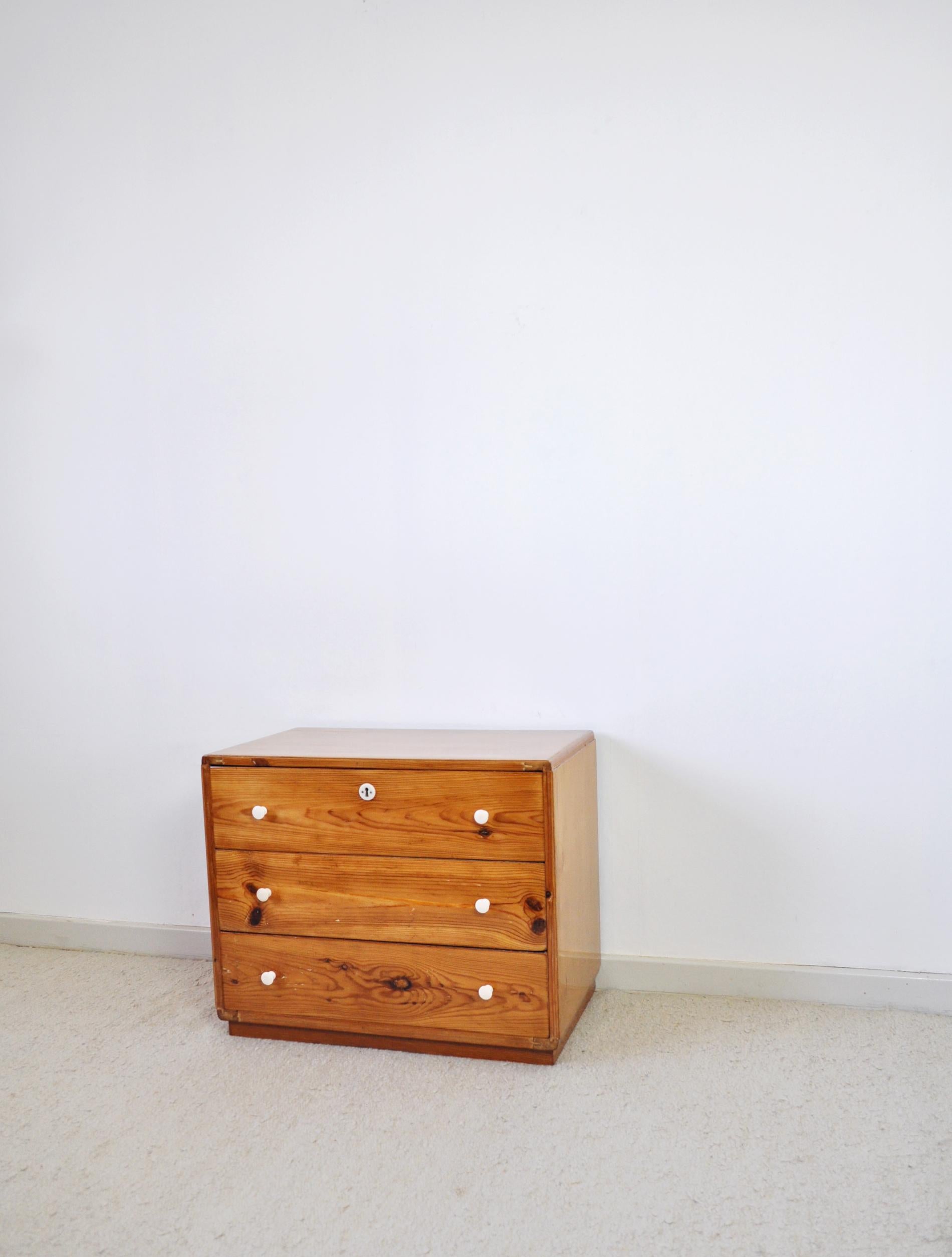 Danish Early 20th Century Pine Chest of Drawers For Sale 6