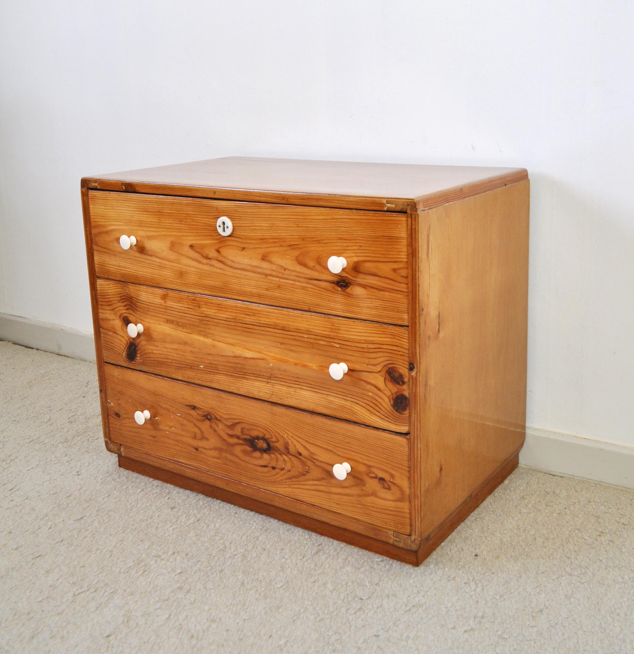 Danish chest of drawers made of solid pine and with sides of veneered beech, 1930s.
Produced in Denmark by Aarhus Emballagefabrik AS.
Restored, lacquered and repaired on the backside of the plinth.
The history of the producer goes back 1919 when