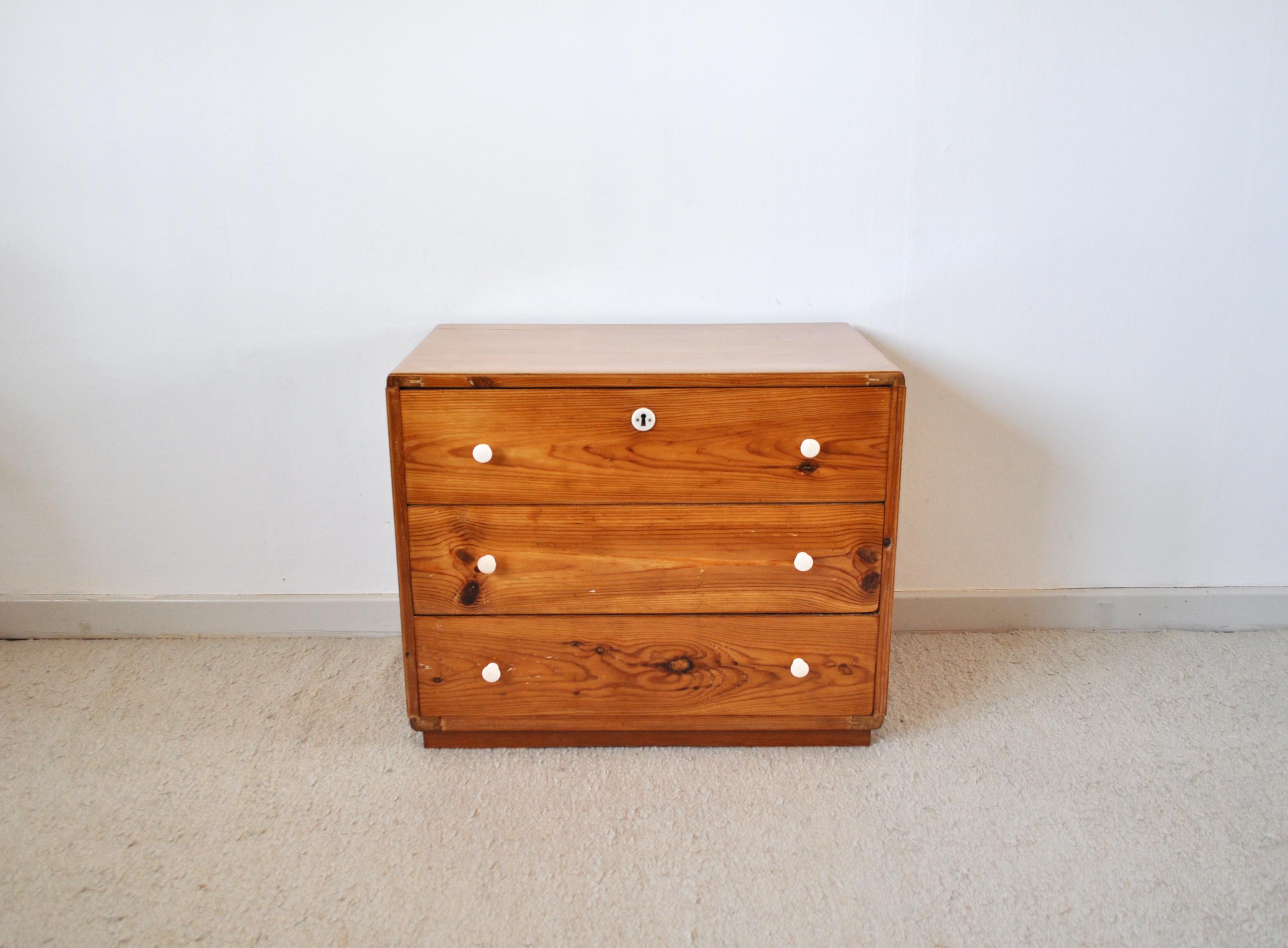 Scandinavian Modern Danish Early 20th Century Pine Chest of Drawers For Sale