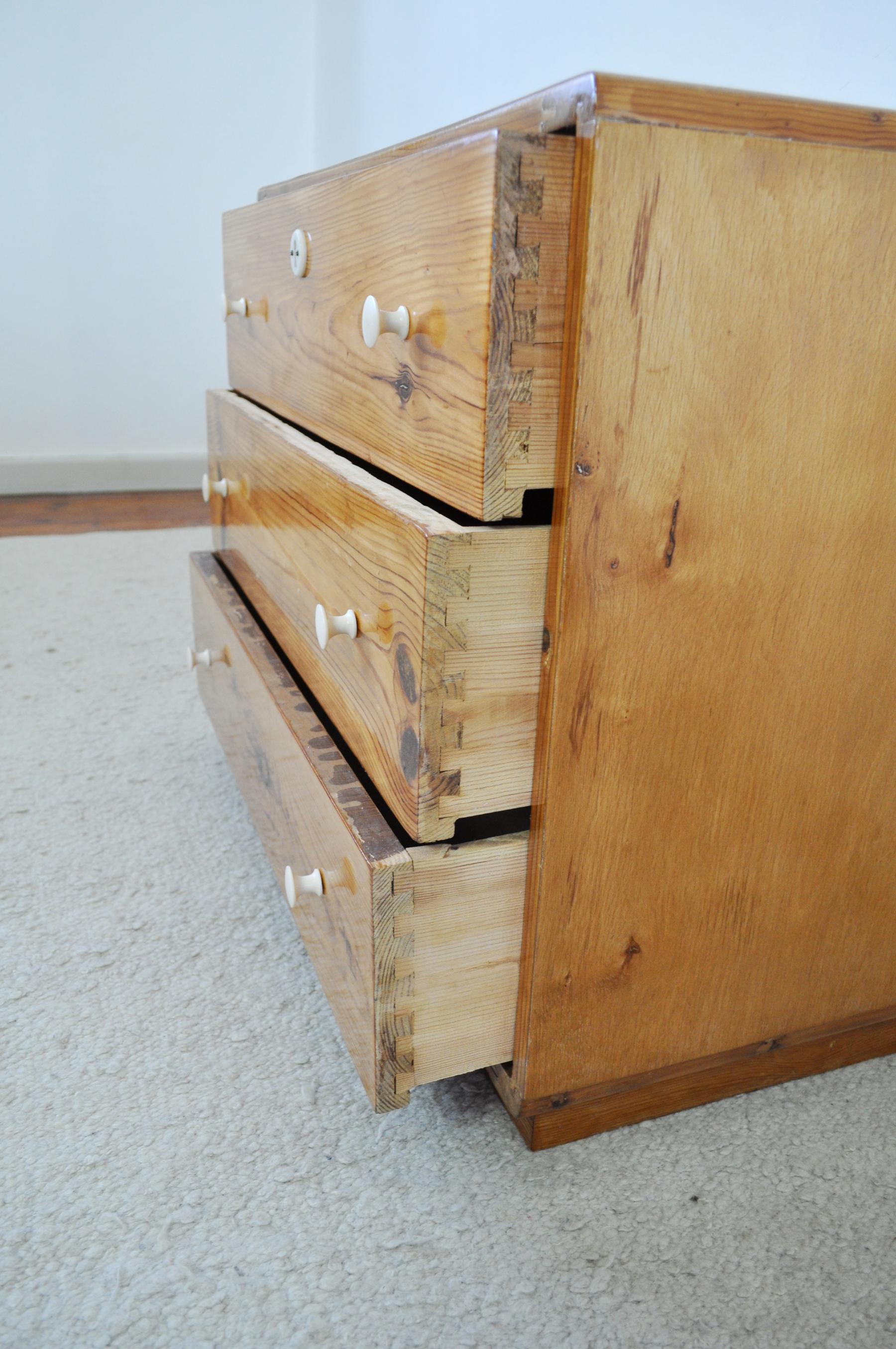 Danish Early 20th Century Pine Chest of Drawers For Sale 3