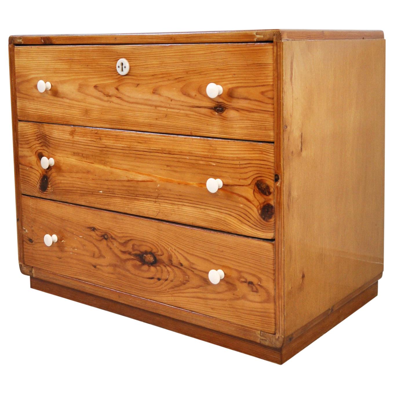 Danish Early 20th Century Pine Chest of Drawers For Sale