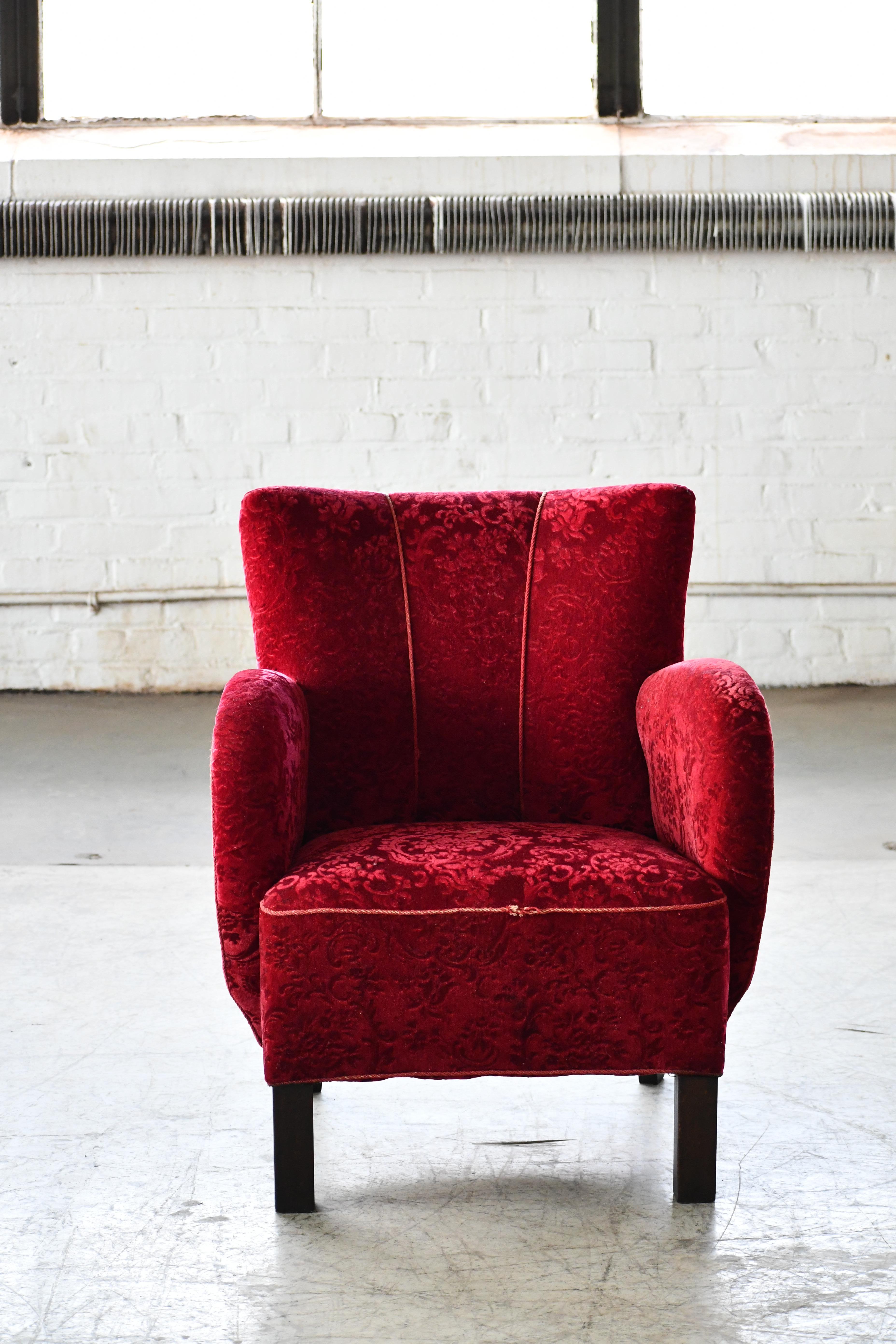 Superbement charmant et très élégant  Petite chaise longue danoise de la fin de la période art déco ou du début du milieu du siècle. La chaise n'est pas marquée mais a très probablement été fabriquée par Slagelse Mobelvaerk dans les années 1930-40.