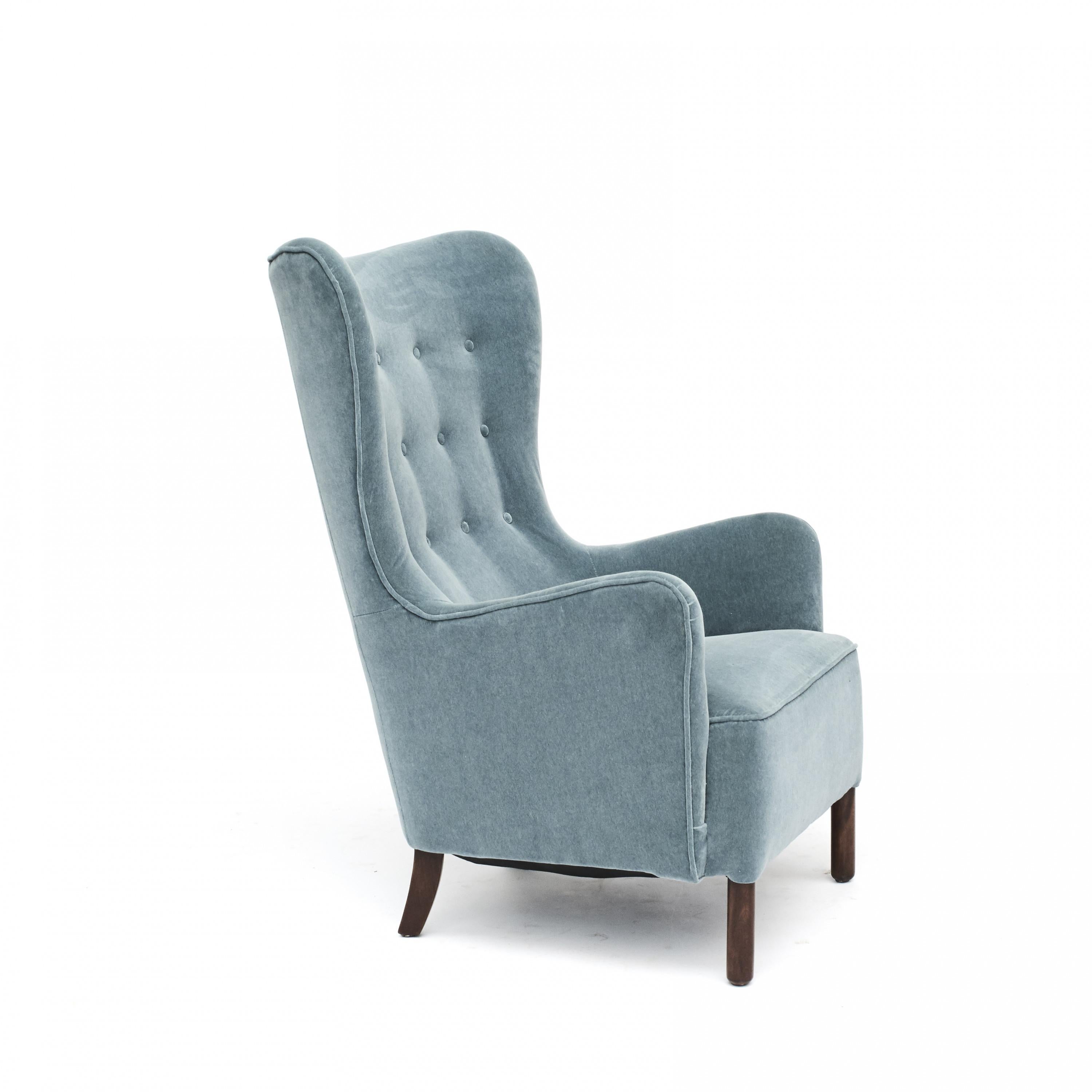 Fauteuil danois, 1930-1940.
Rembourrage professionnel dans un magnifique velours bleu pétrole de Churchill. Pieds en hêtre poli foncé.
La chaise est très confortable pour s'asseoir.