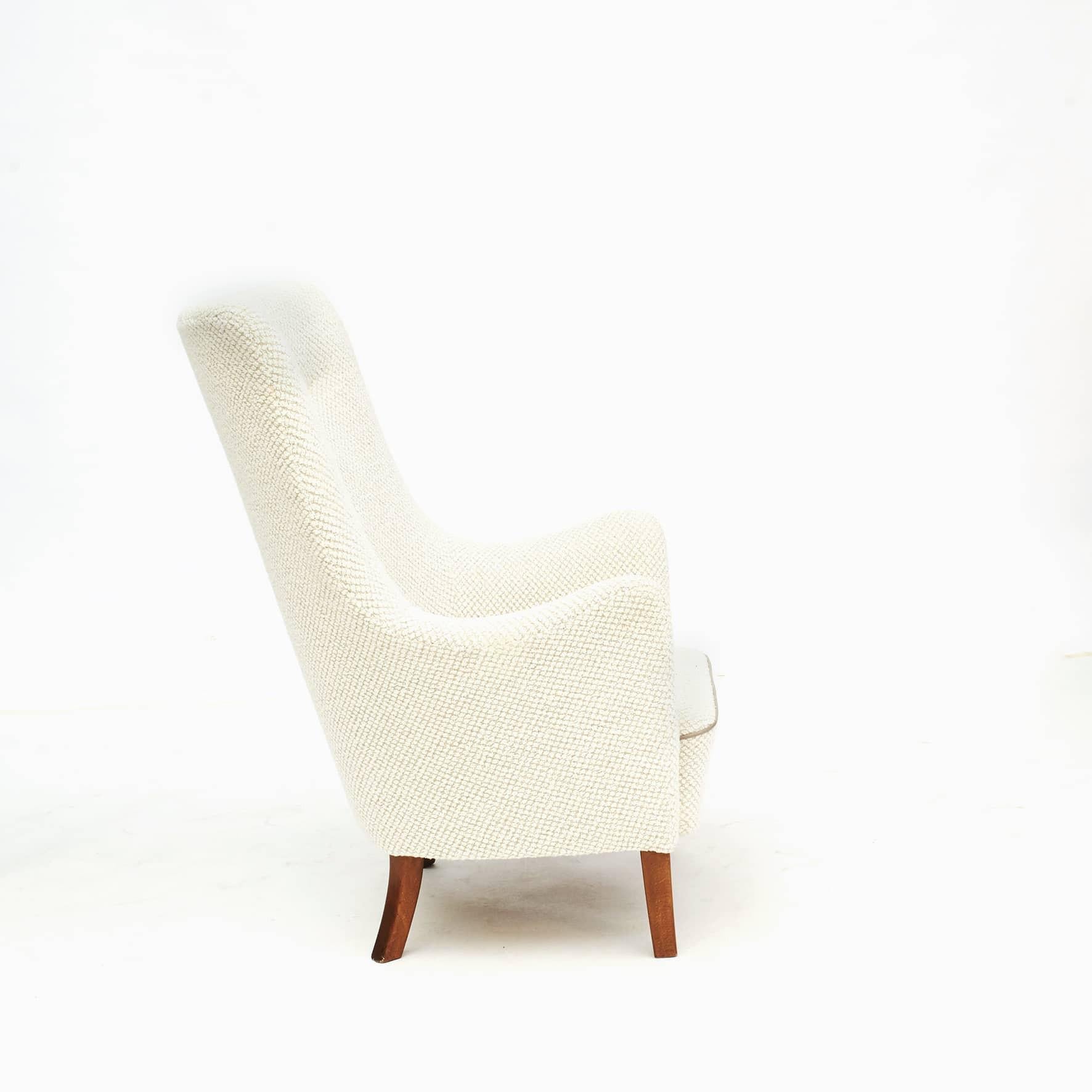 Dänischer Sessel mit hoher Rückenlehne, 1940-1950.
Der Sitz mit Spiralfedern, die Beine aus dunkel polierter Buche.
Neu gepolstert mit cremefarbenem Bouclé-Stoff von Nobilis.

Der Stuhl ist sehr bequem und in gutem Zustand.