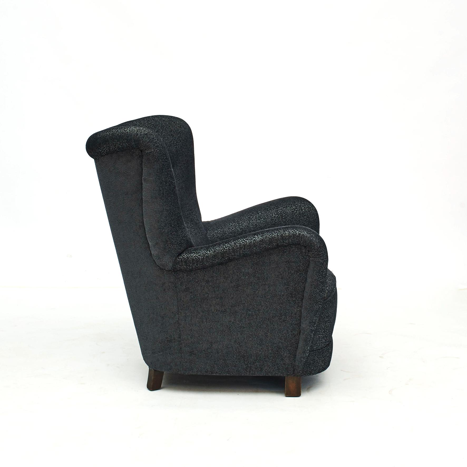 Danish easy chair, 1940-1950.
The seat with coil springs, legs in dark polished beech.
Professionally reupholstered in beautiful lead gray fabric from Larsen.

Very comfortable and in great condition.