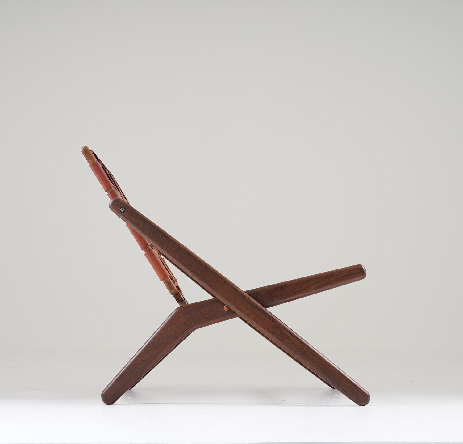 Danish Easy Chair by Arne Hovmand-Olsen in Leather and Walnut In Good Condition For Sale In Karlstad, SE