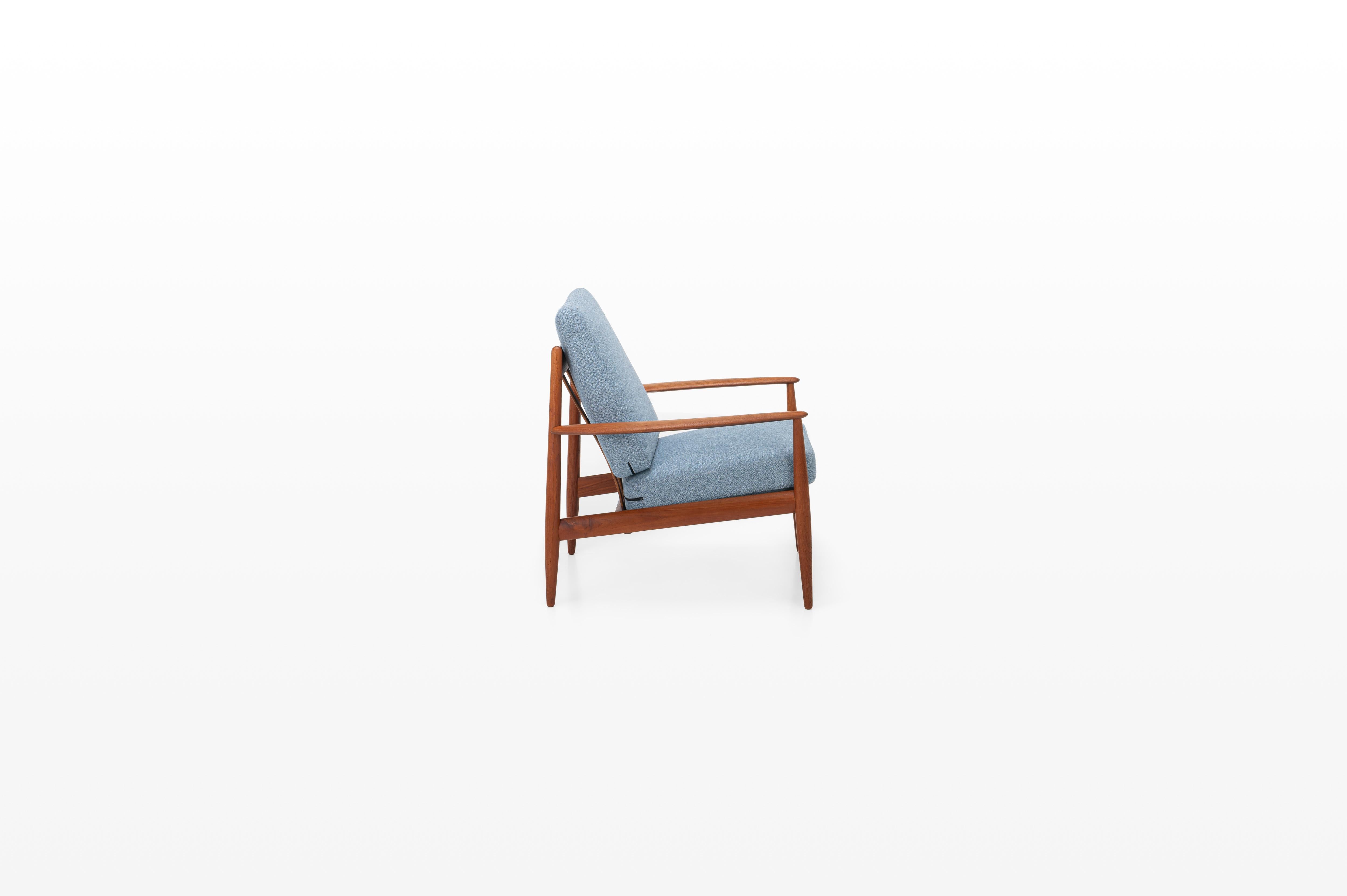 Sedia vintage danese in teak disegnata da Grete Jalk per France & Daverkosen nel 1962. Questa poltrona ha una struttura in teak ed è contrassegnata dal produttore. Le sedie sono in ottime condizioni e i cuscini sono stati rivestiti con un nuovo