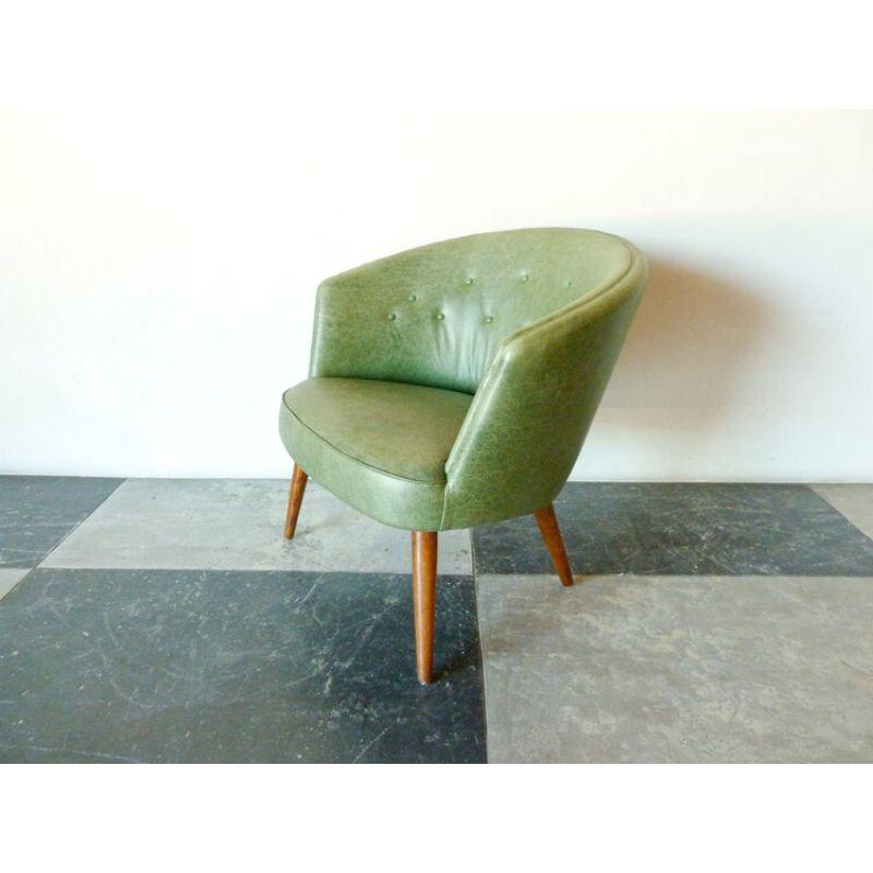 Danish Easy chair with round, tapering legs of stained elm. Sides, seat and back upholstered with green colored leather, back fitted with buttons. Made in 1950s / 1960s

Aprox Dimensions: 28 1/2