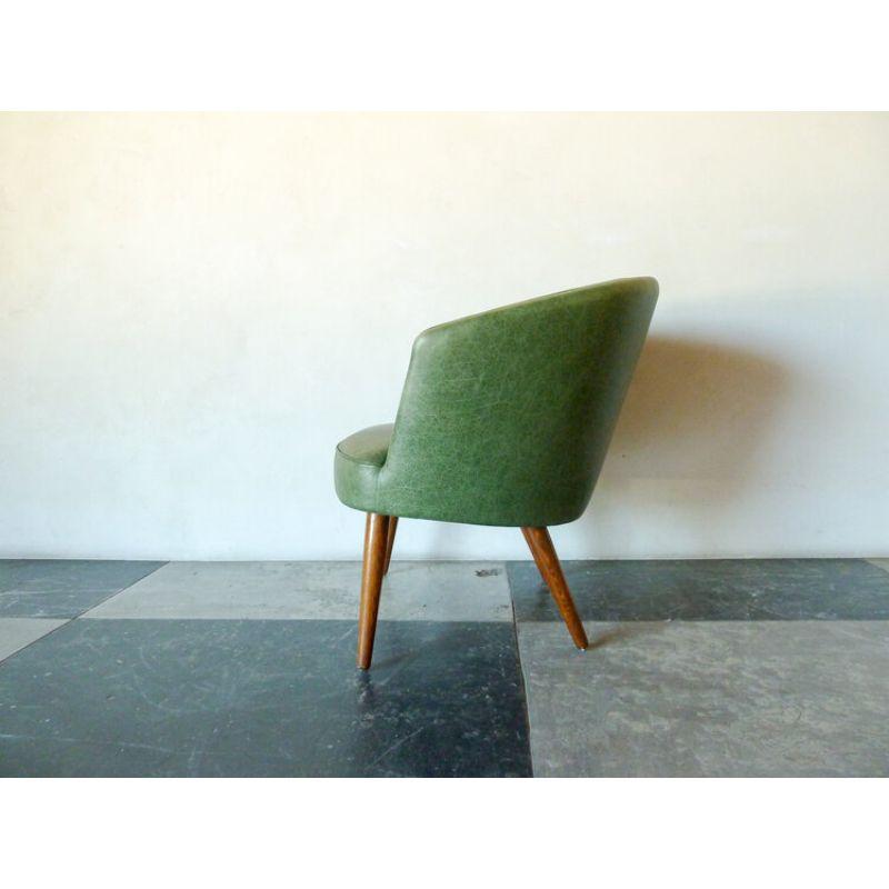 Danish Easy Chair in Green Leather with Round, Tapering Legs of Stained Elm In Good Condition For Sale In Scottsdale, AZ