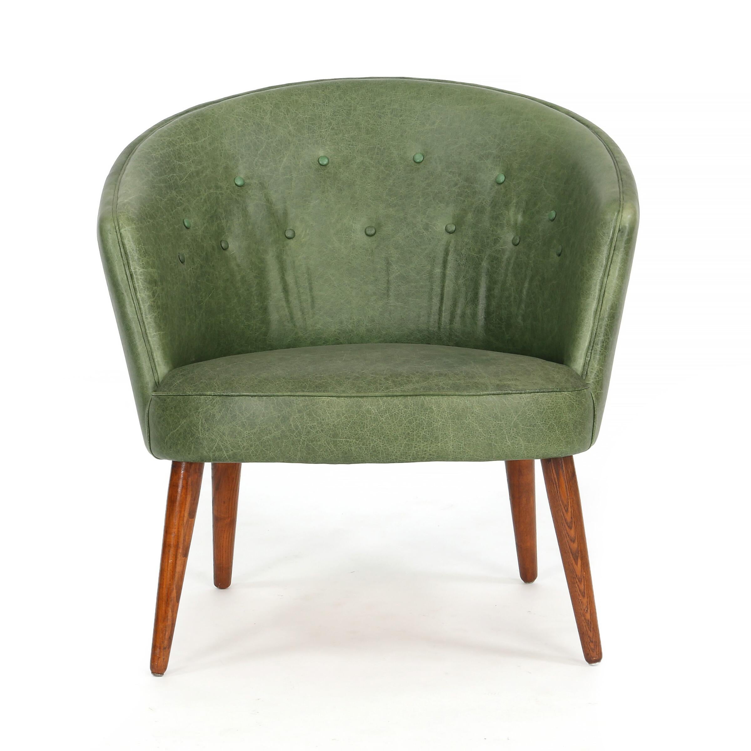 Danish Easy Chair in Green Leather with Round, Tapering Legs of Stained Elm For Sale 1