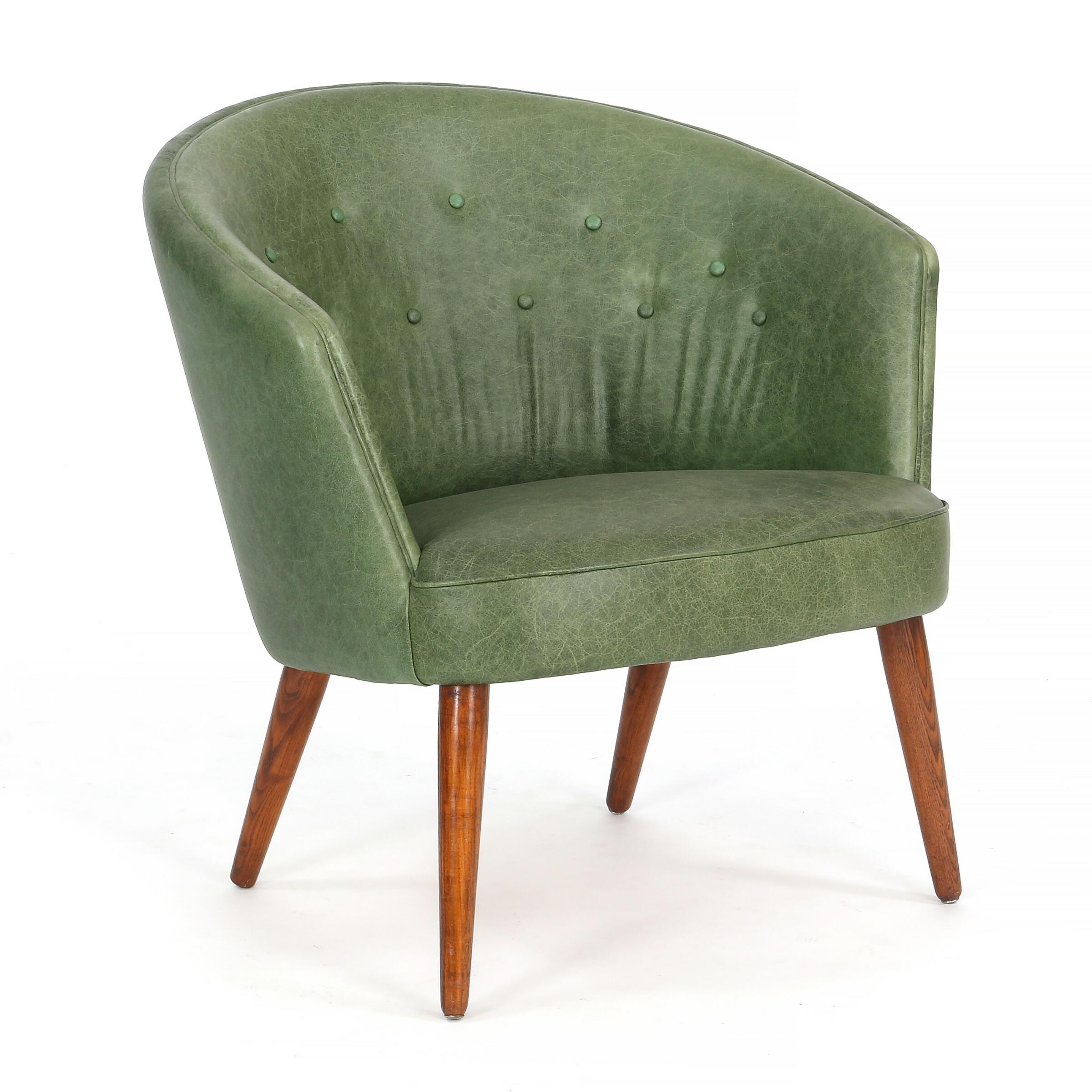 Danish Easy Chair in Green Leather with Round, Tapering Legs of Stained Elm For Sale 2