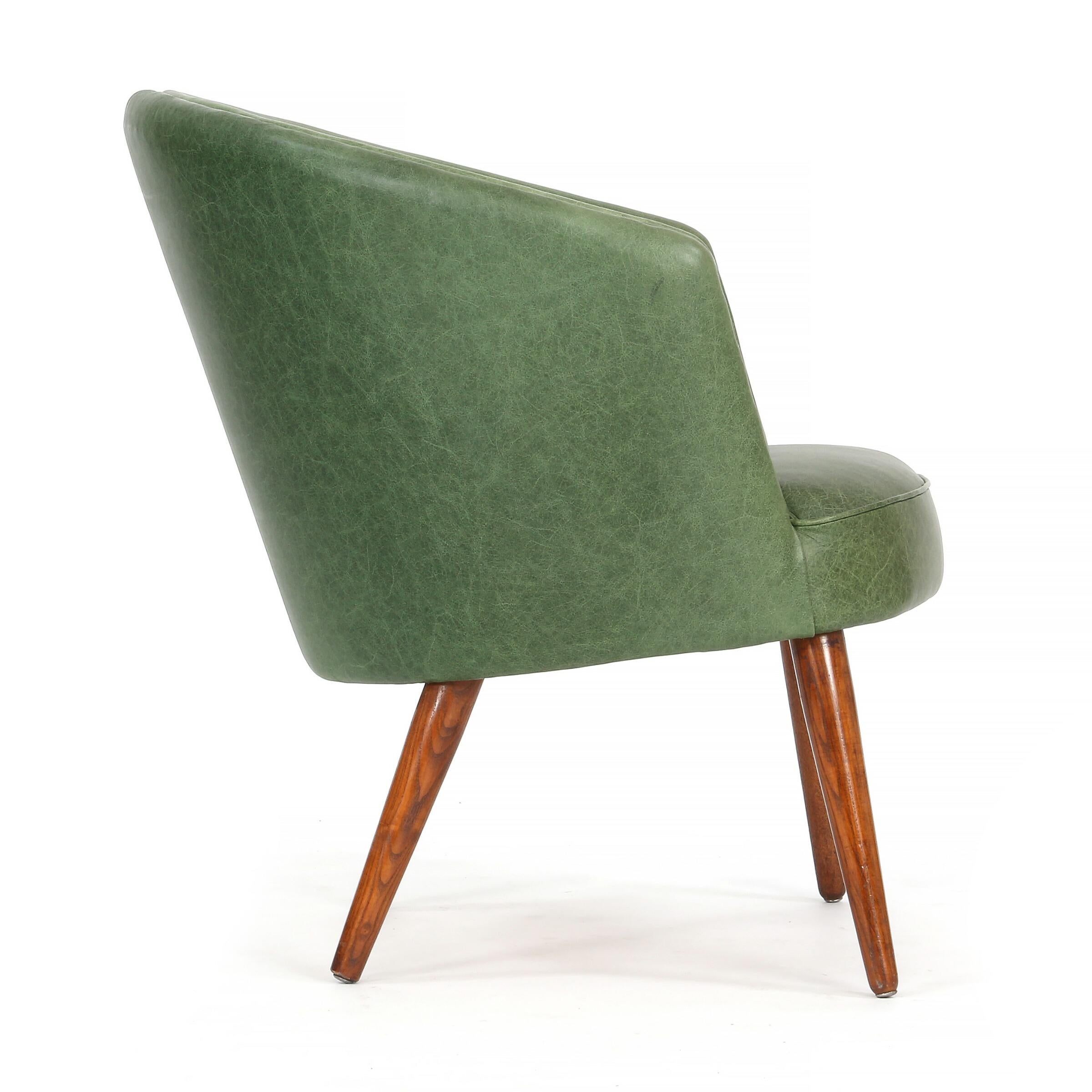 Danish Easy Chair in Green Leather with Round, Tapering Legs of Stained Elm For Sale 3