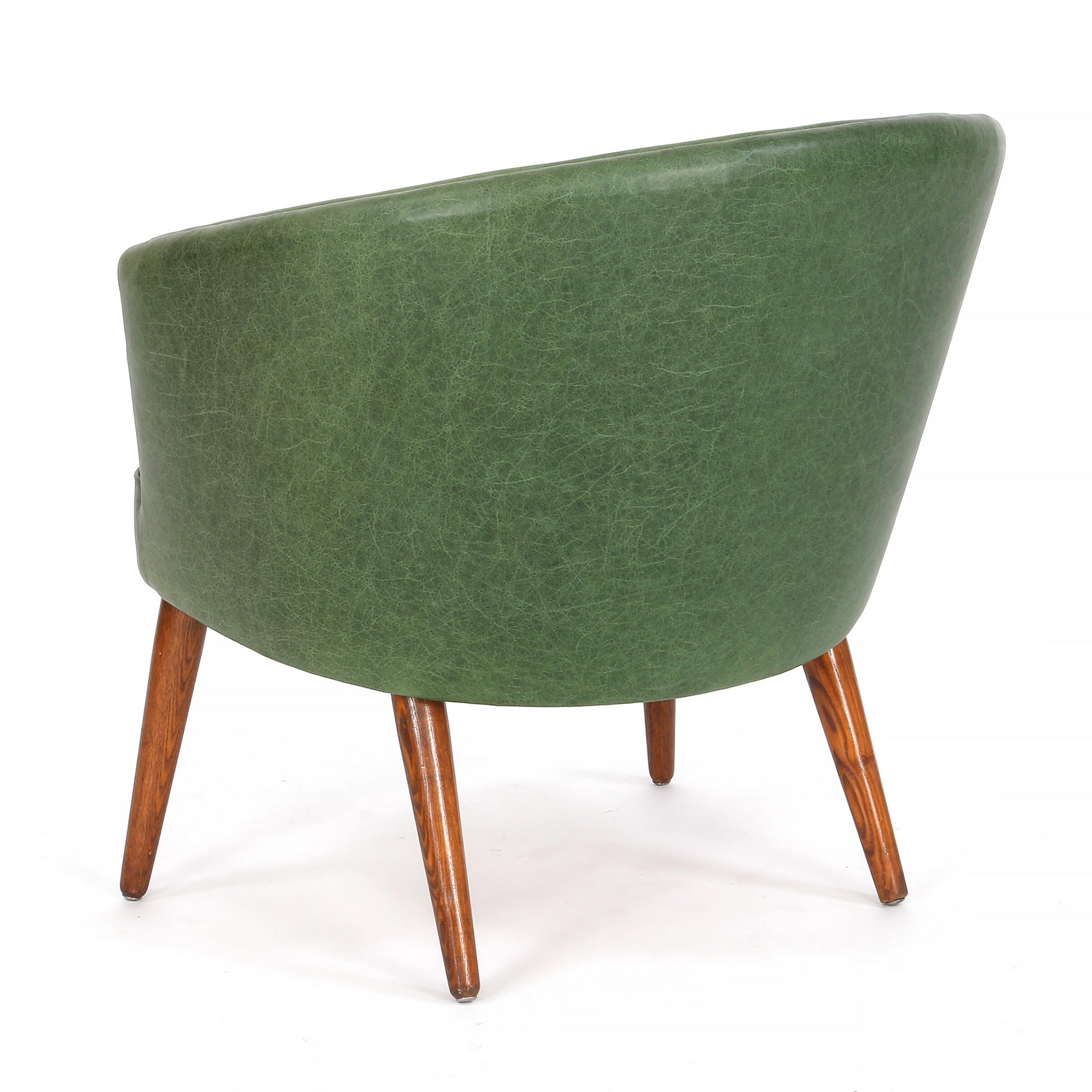 Danish Easy Chair in Green Leather with Round, Tapering Legs of Stained Elm For Sale 4