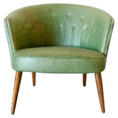 Vintage Danish Easy Chair in Green Leather with Round, Tapering Legs of Stained Elm