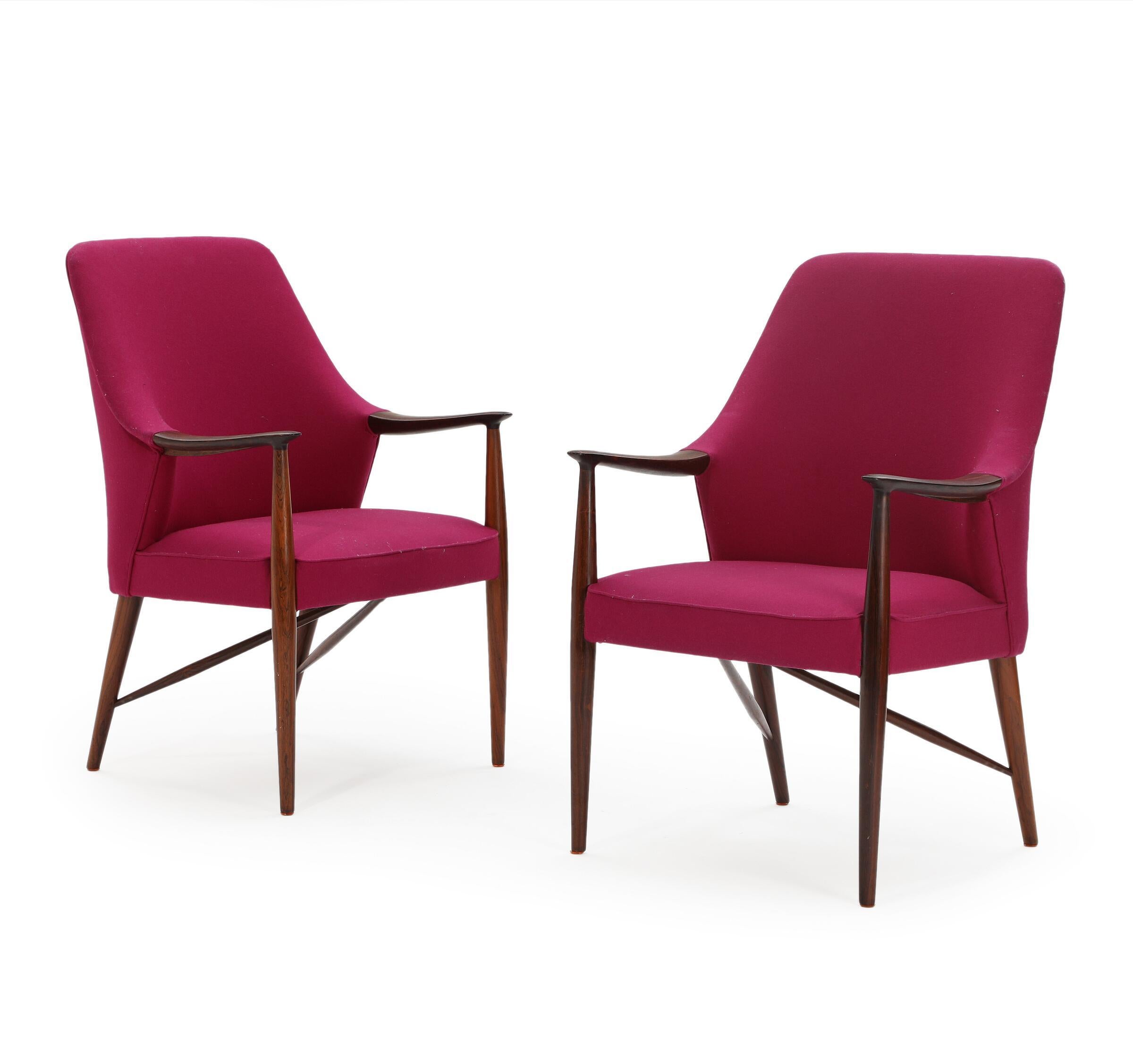 Une paire de fauteuils du milieu du siècle dernier attribuée aux architectes danois Peter Hvidt & Orla Mølgaard Nielsen. Fabriqué au Danemark dans les années 1940. Vraisemblablement fabriqué par Udført hos A.J. Iversen. Variante du modèle présenté à