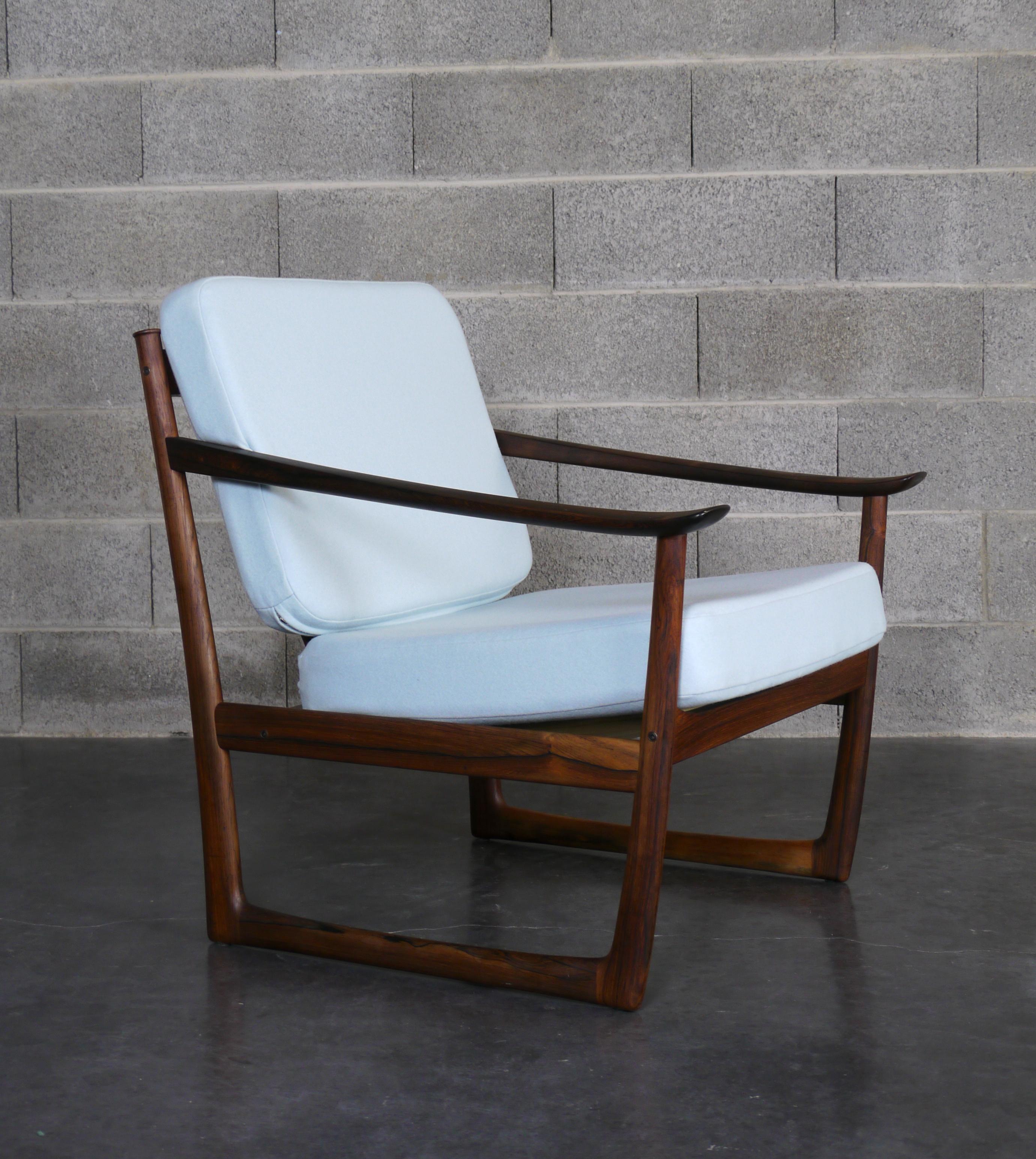 MidCentury Sessel Modell FD 130 entworfen von den dänischen Architekten Peter Hvidt & Orla Mølgaard Nielsen. Es wurde in den 1950er Jahren in Dänemark von France & Daverkosen hergestellt. Dies ist ein seltenes Stück aus massivem Palisanderholz, das