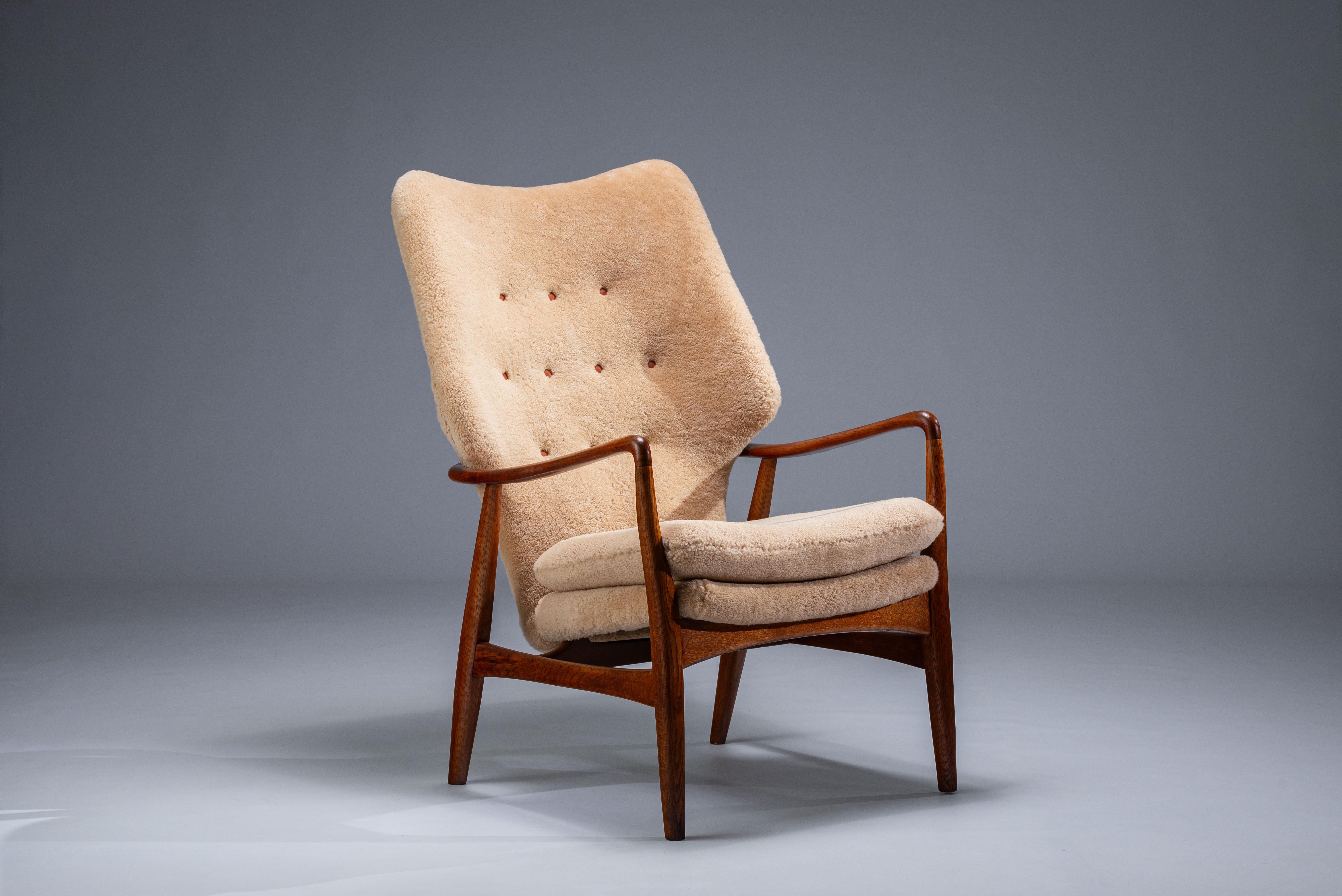Eleva tu interior con esta excepcional y rara butaca danesa, Modelo MS-6, diseñada por Henry Hans Schubell para Madsen & Schubell en la década de 1950. Este sillón escultural es una auténtica joya del diseño danés de mediados de siglo: elegante,