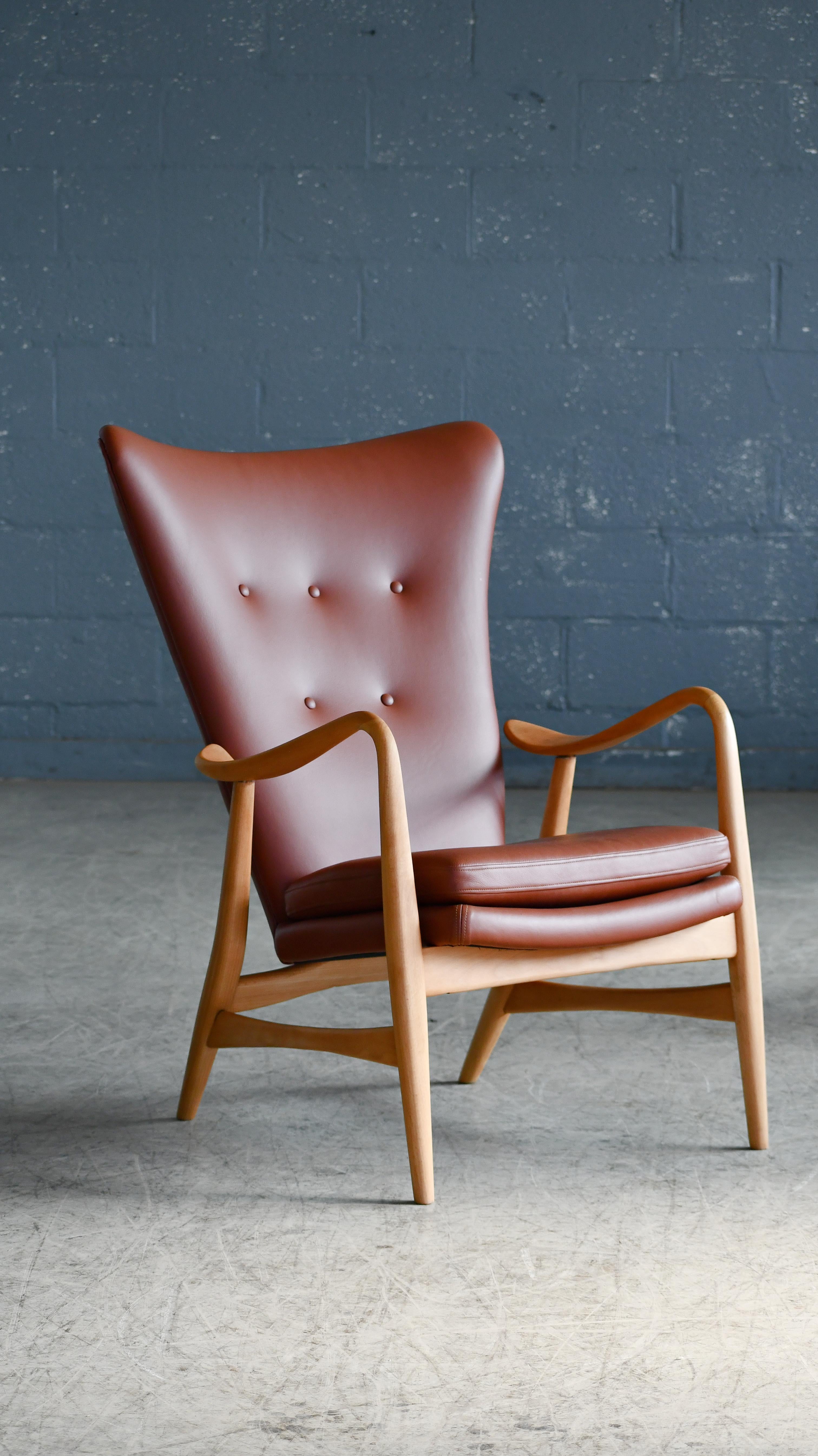 Easy chair with beech frame made by J. Carlsens Møbelfabrik in Denmark in the 1950's. Often compared to famed designs from Madsen and Schubell as very similar high quality craftmanship and lines. Seat and button-fitted back newly upholstered with