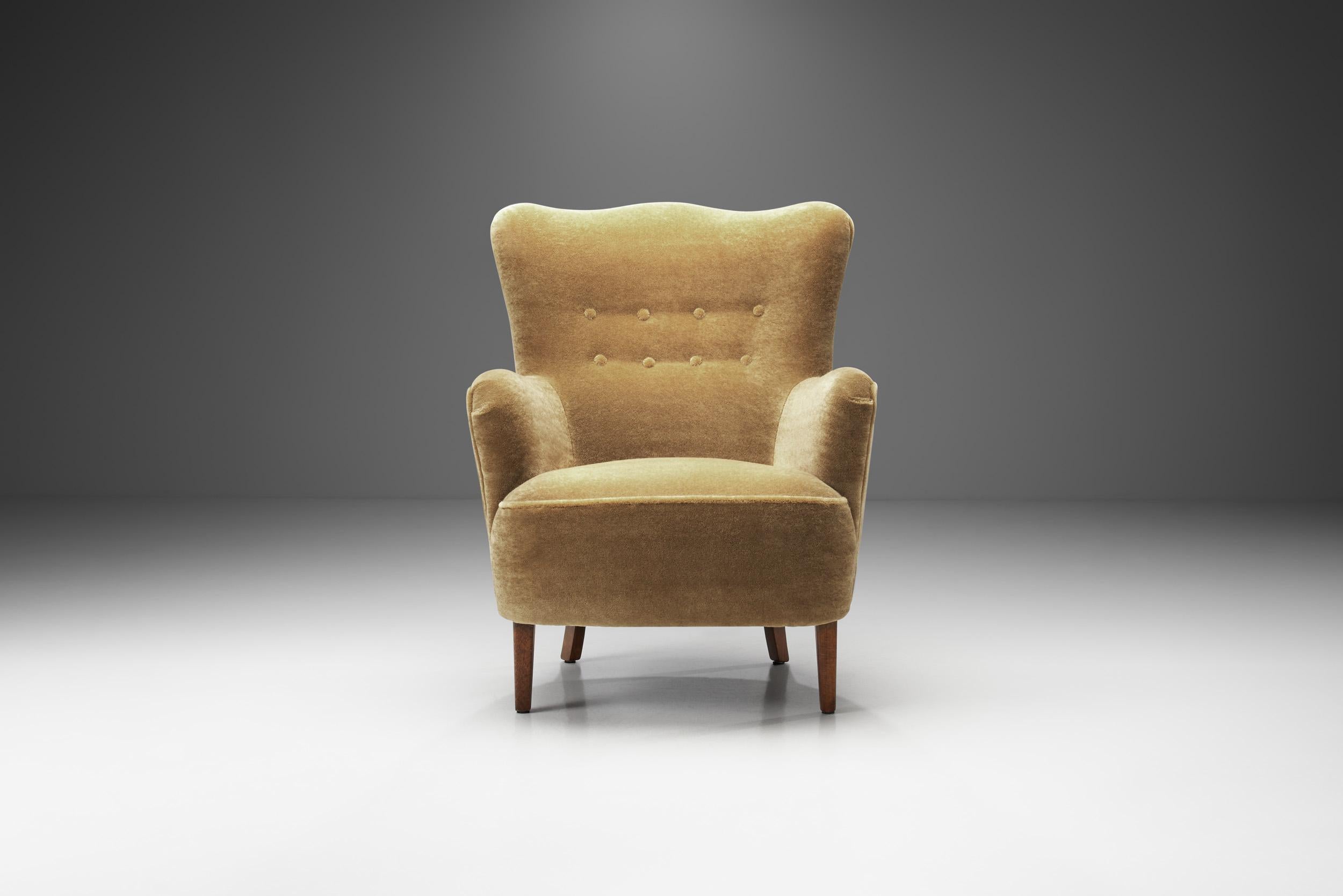 Mid-20th Century Danish Easy Chair with Beech Legs, Denmark 1940s