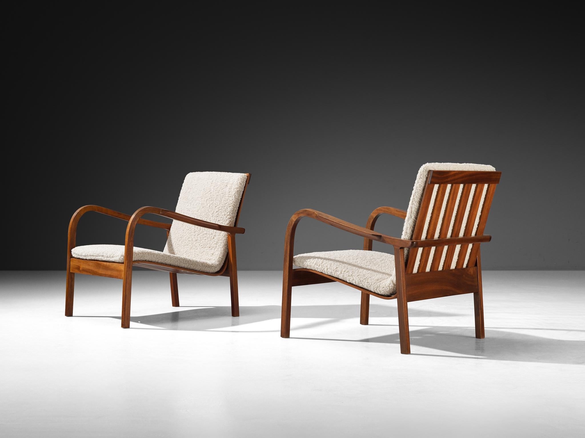 Coppia di sedie da salotto, mogano, ottone, Danimarca, anni '40

Poltroncine di un ebanista danese, realizzate negli anni '40 circa. I telai sono realizzati in mogano cubano dalla ricca venatura, con braccioli elegantemente curvati e doghe piegate