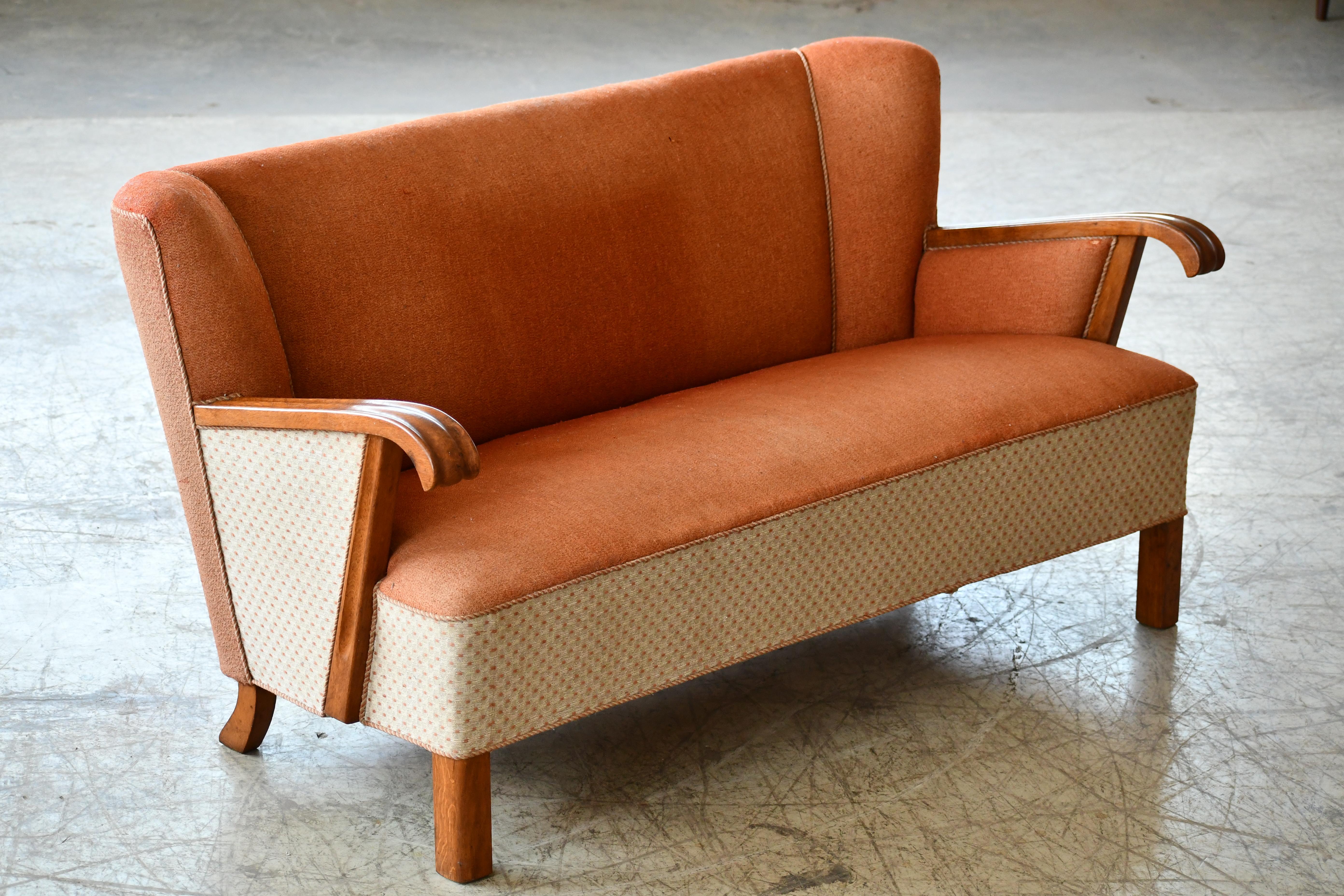 Danish Easy Settee with Oak Armrests, 1940s attributed to Slagelse Mobelvaerk In Good Condition For Sale In Bridgeport, CT