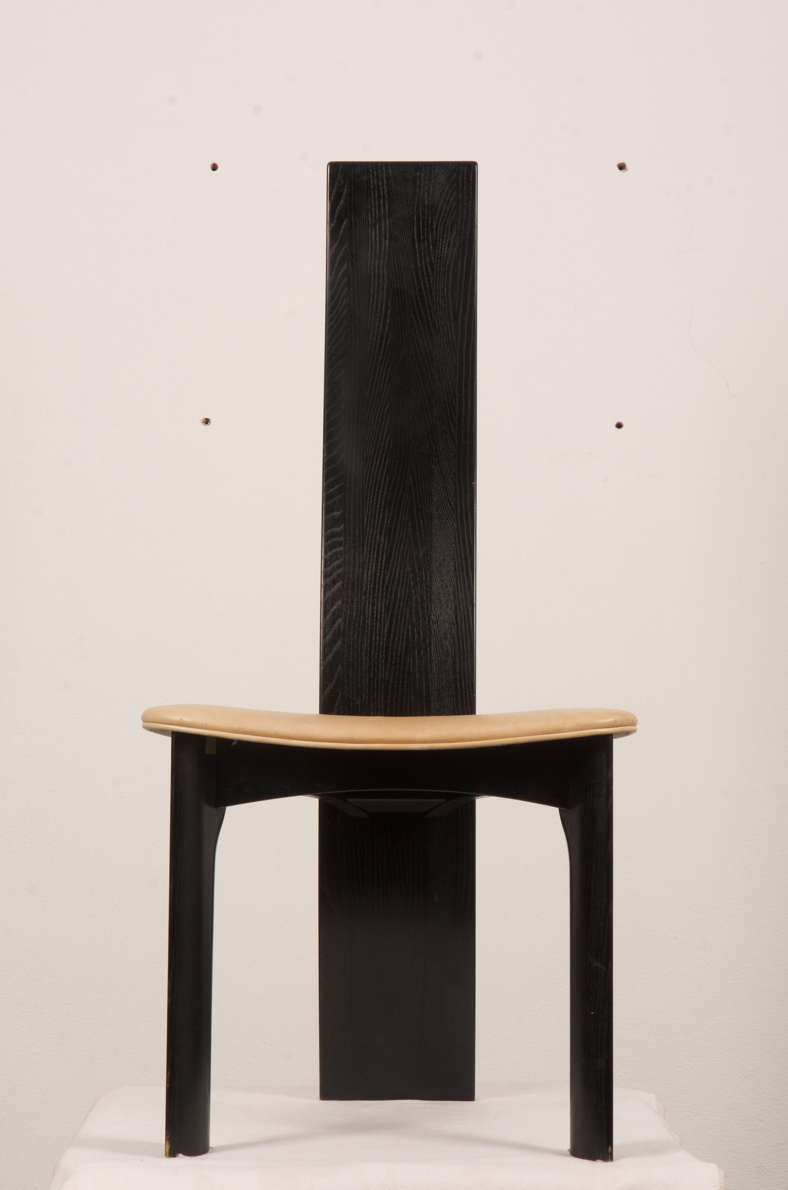 Ein Satz von acht dänischen ebonisierten Esszimmerstühlen. Entworfen 1970 von Bob und Dries van den Berghe für Tranekær Mobler. 
Ledersitze mit altersbedingten Abnutzungserscheinungen.
Ein weiterer Satz von sechs mit schwarzem Sitz in einem