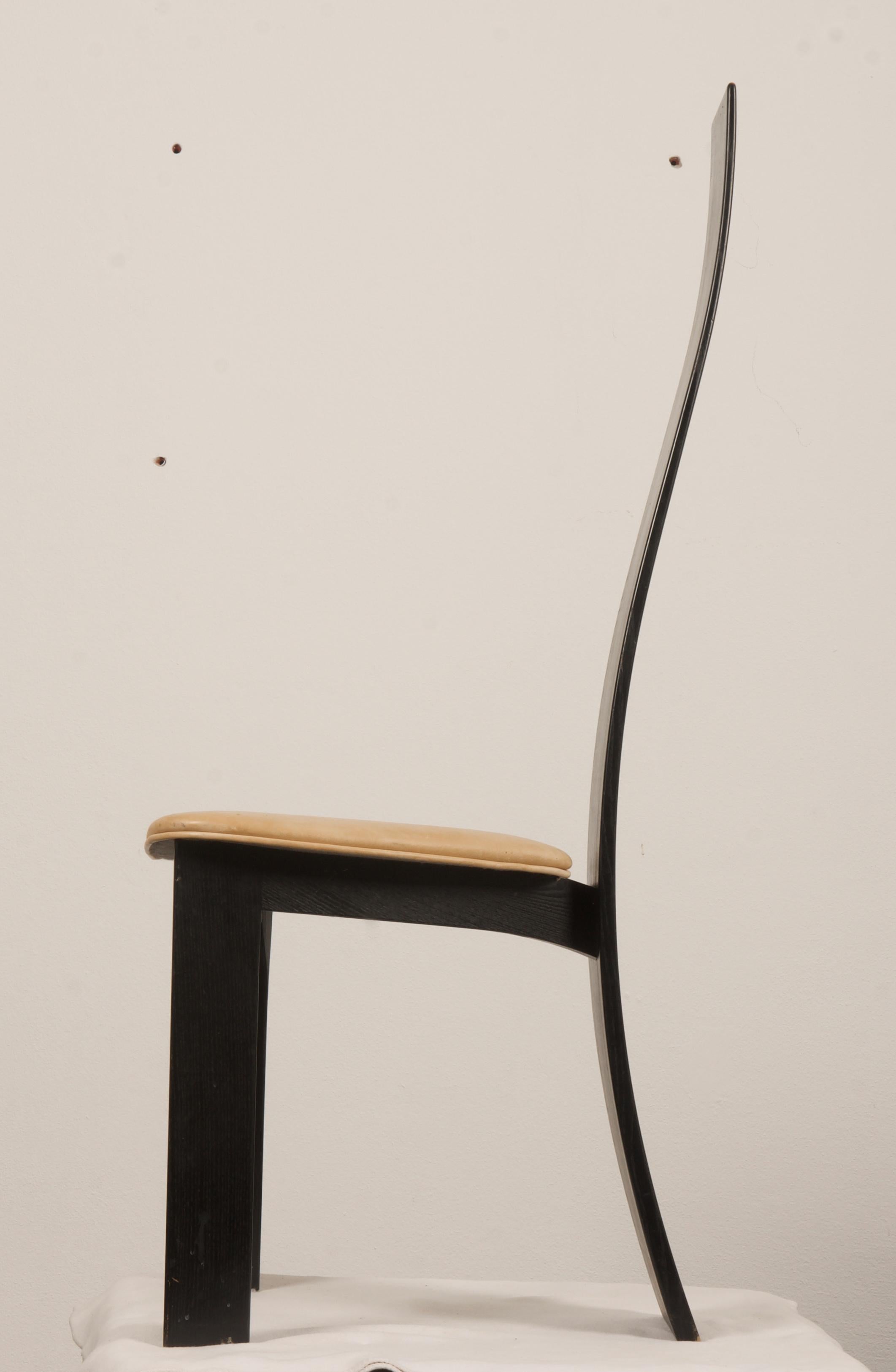 Dänische ebonisierte Esszimmerstühle von Bob og Dries Van Den Berghe (Kunstleder) im Angebot