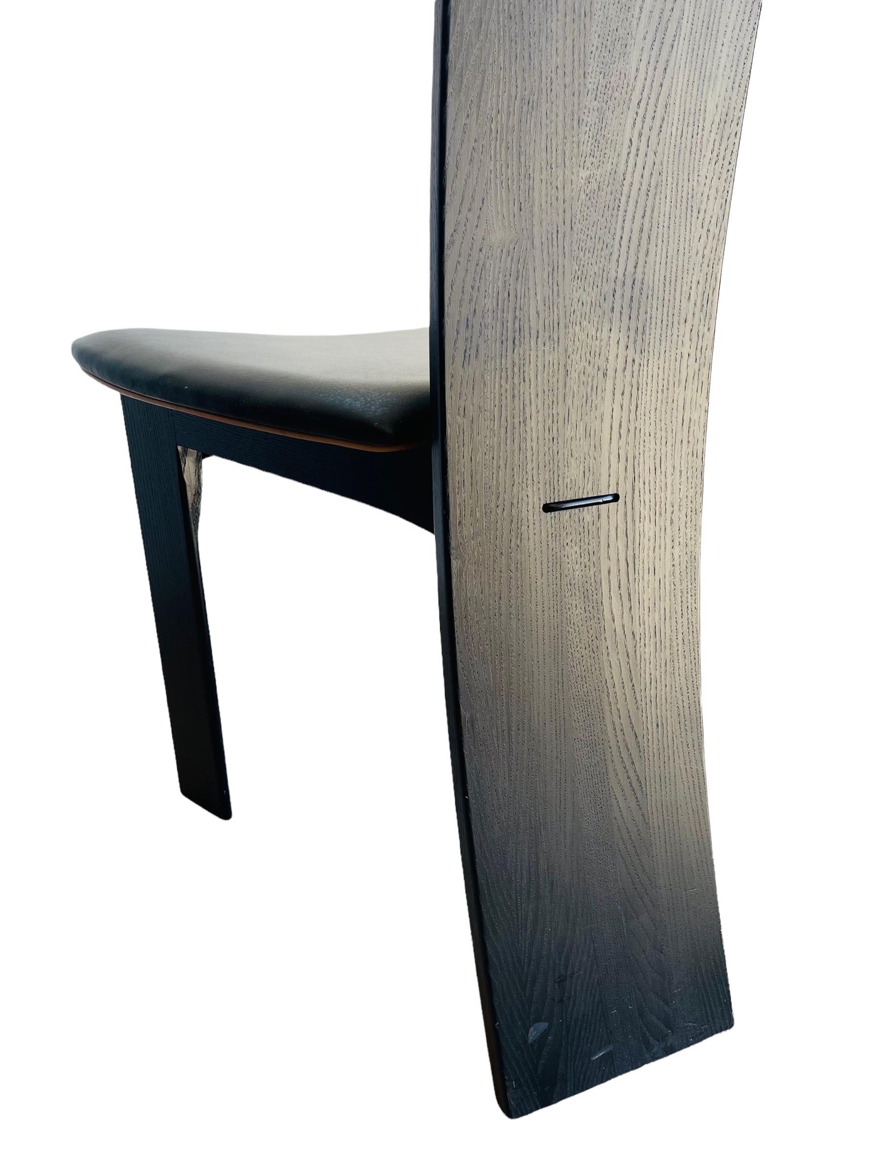 Dänische ebonisierte Esszimmerstühle entworfen von Bob & Dries Van Den Berghe (20. Jahrhundert) im Angebot