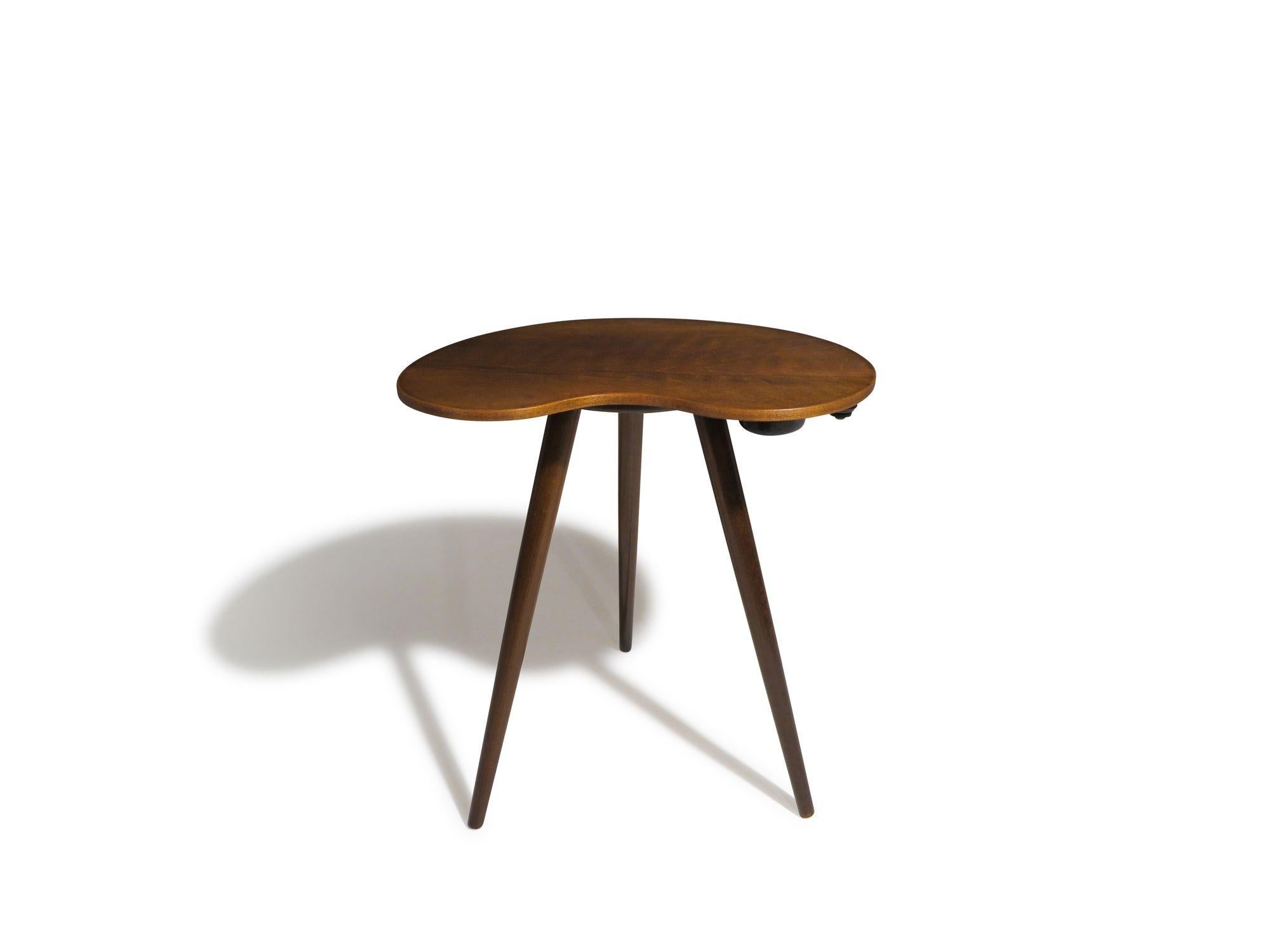Huilé Table d'appoint danoise en noyer Edmund Jorgensen en forme de rein en vente